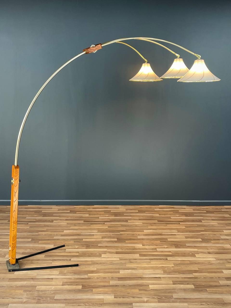 Mid-Century moderno Lampada da terra ad arco in Oak e ottone di Nova, stile metà secolo moderno in vendita