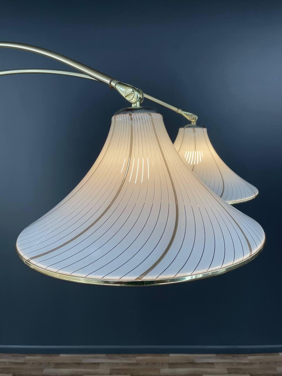 Americano Lampada da terra ad arco in Oak e ottone di Nova, stile metà secolo moderno in vendita