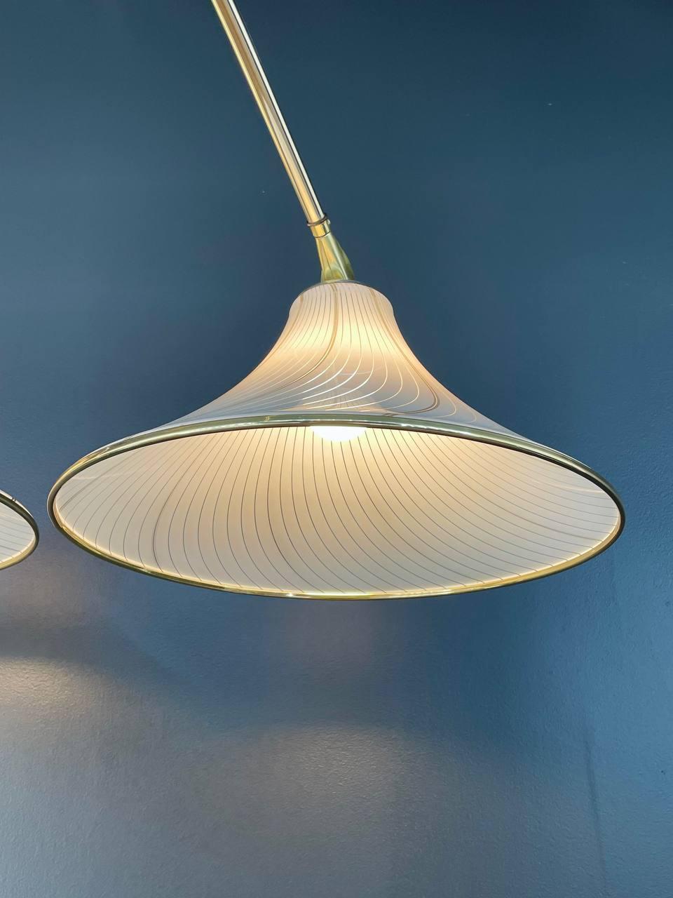Lampada da terra ad arco in Oak e ottone di Nova, stile metà secolo moderno In condizioni buone in vendita a Los Angeles, CA