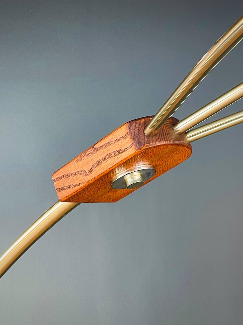 Ottone Lampada da terra ad arco in Oak e ottone di Nova, stile metà secolo moderno in vendita