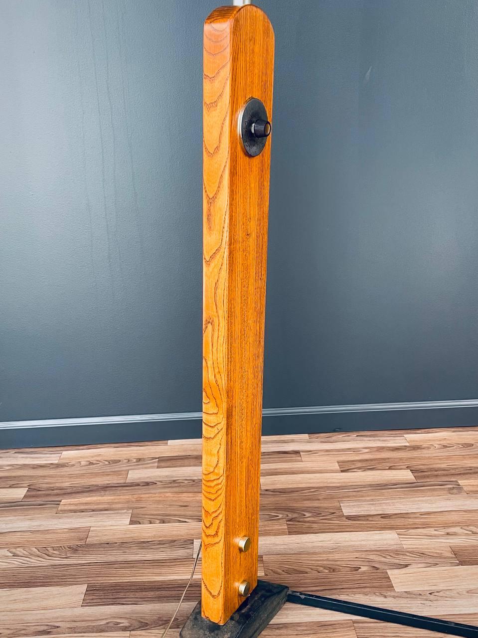 Lampada da terra ad arco in Oak e ottone di Nova, stile metà secolo moderno in vendita 2
