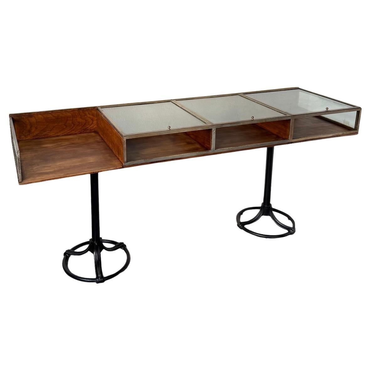 Vitrine en chêne et métal laitonné du milieu du siècle - Circa 1950 en vente