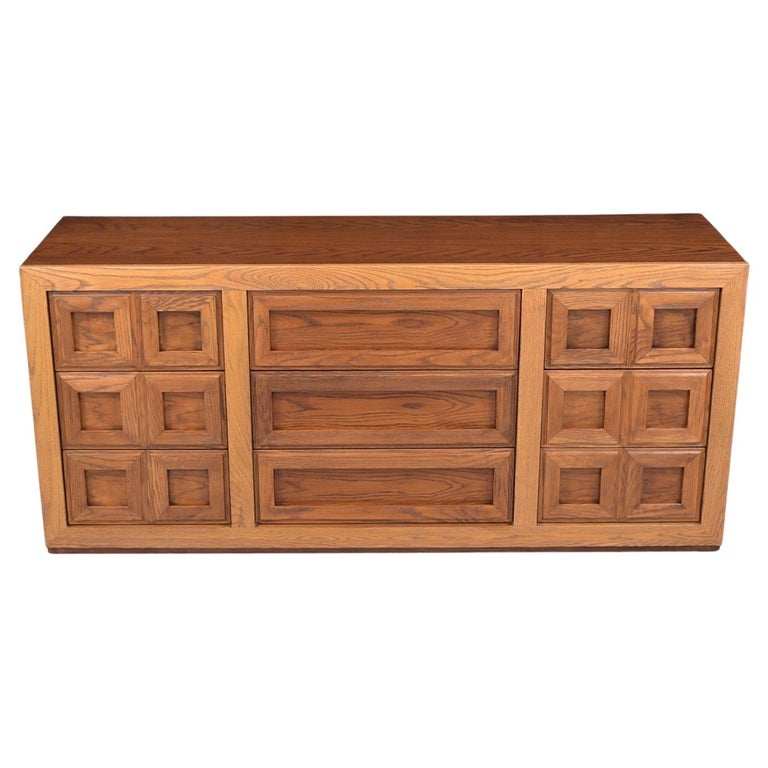 Mid-Century Modern Oak Chest of Drawers For Sale at 1stDibs