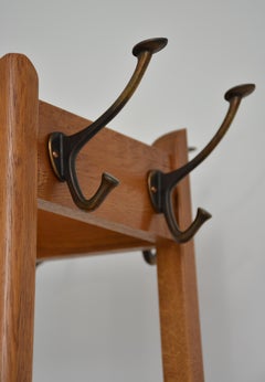Perchero de roble de estilo «Mid-Century Modern» con soportes para paraguas integrados y bandeja recogegotas
