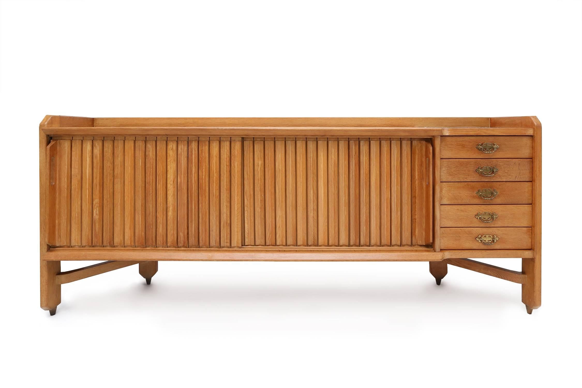 Guillerme et Chambron sideboard in beautiful natural oak.

France, 1960s.

Ceramic tile inlay on the top and wabi-sabi detailing.