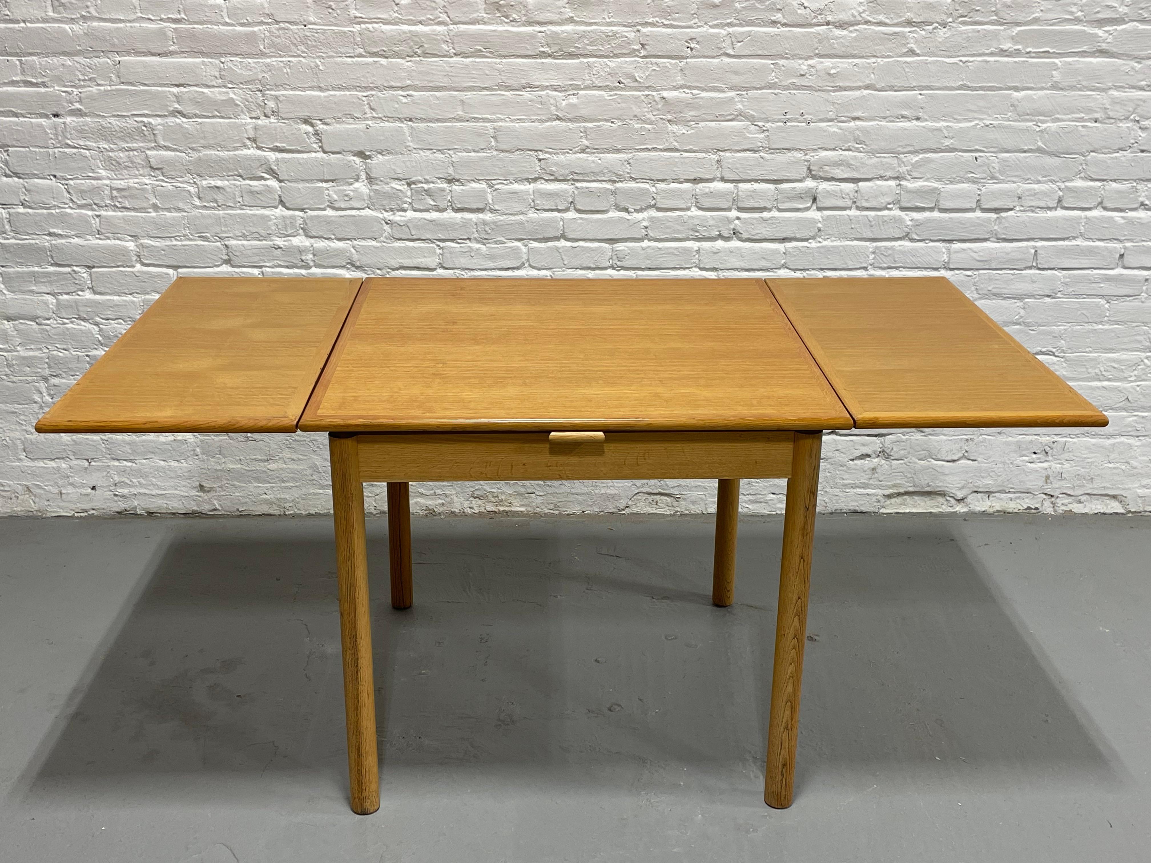 Table à manger danoise en Oak Modern, feuilles cachées, C.C. 1960. en vente 4