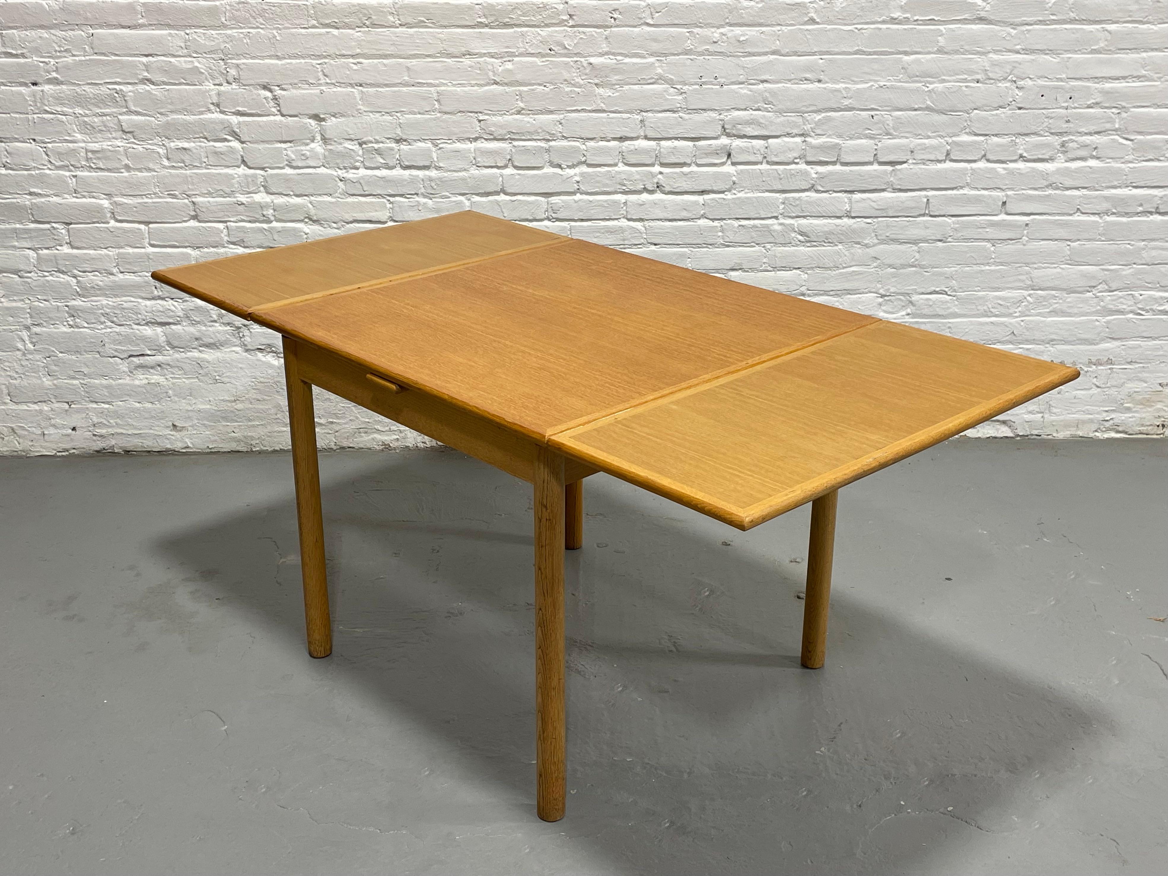 Mid-Century Modern Table à manger danoise en Oak Modern, feuilles cachées, C.C. 1960. en vente