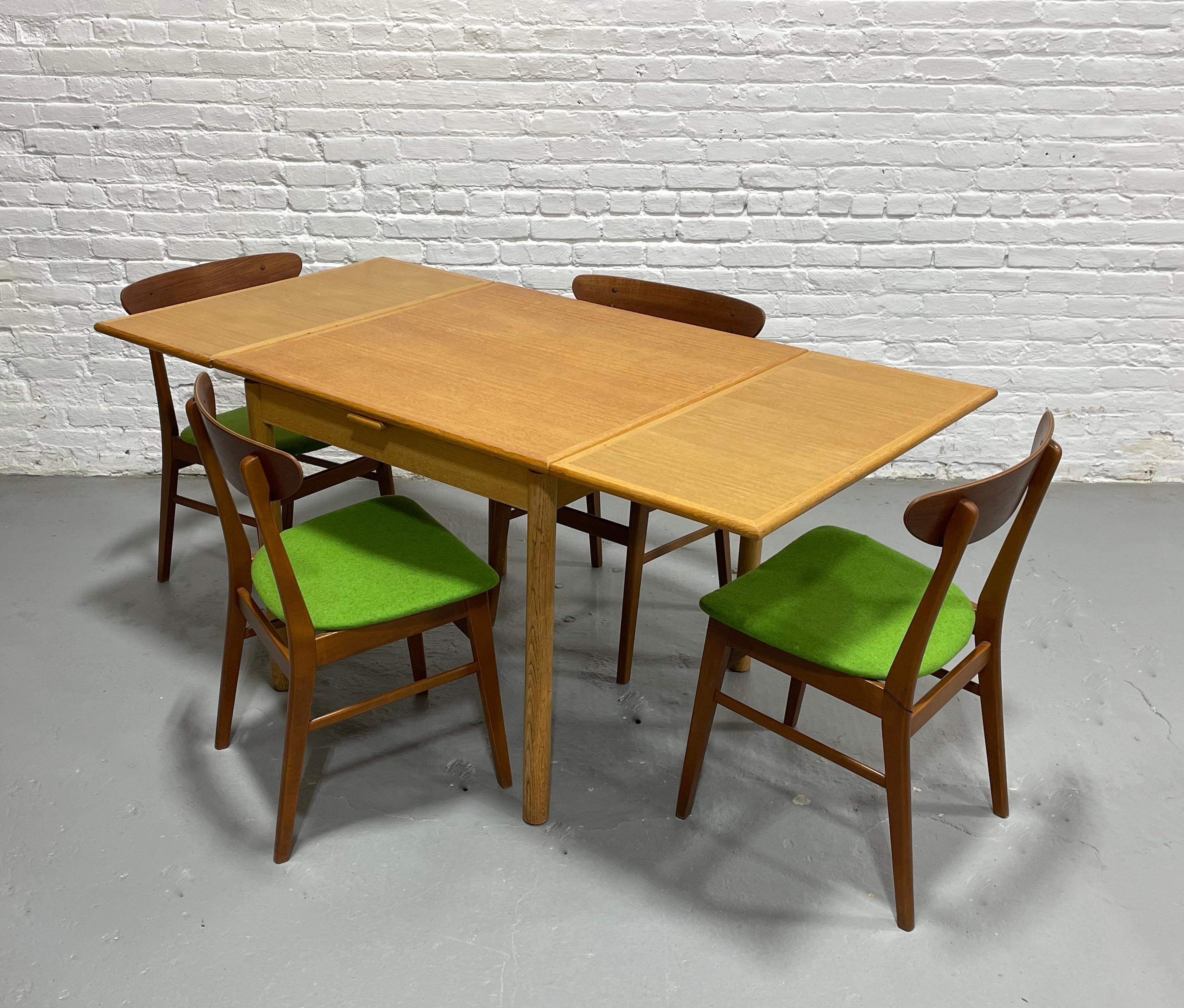 Table à manger danoise en Oak Modern, feuilles cachées, C.C. 1960. Bon état - En vente à Weehawken, NJ
