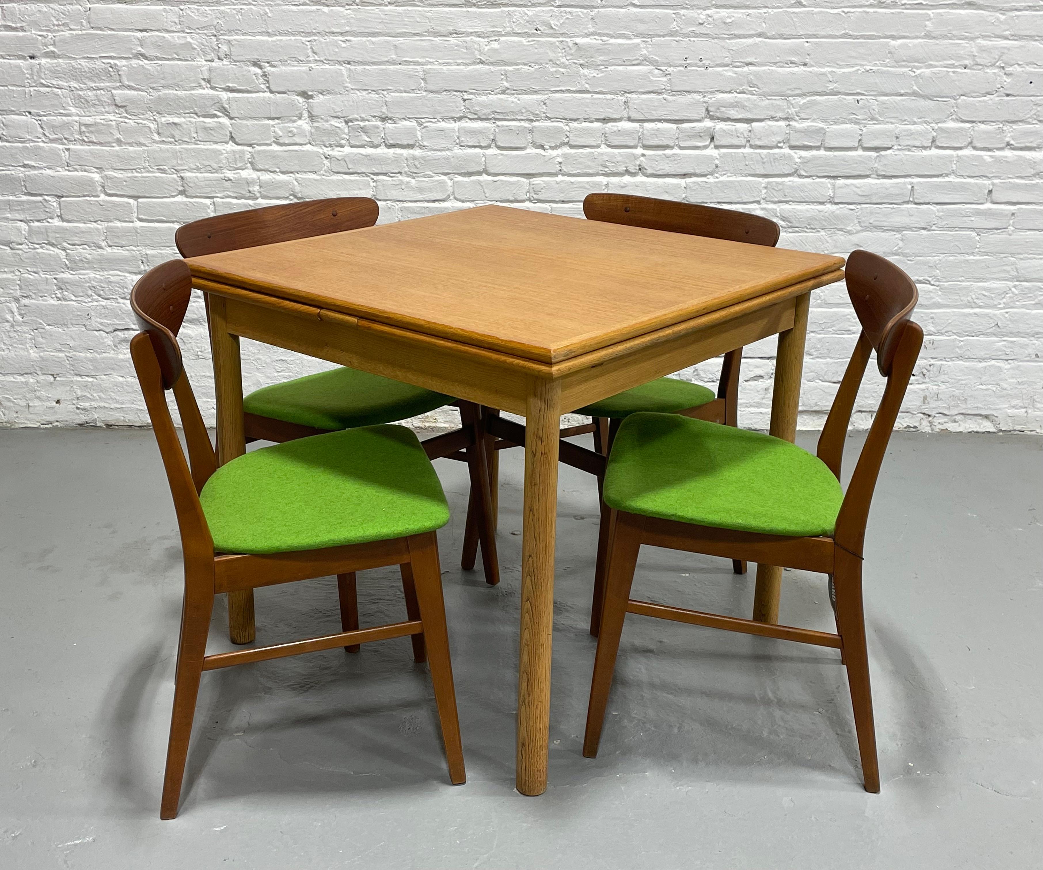 Milieu du XXe siècle Table à manger danoise en Oak Modern, feuilles cachées, C.C. 1960. en vente