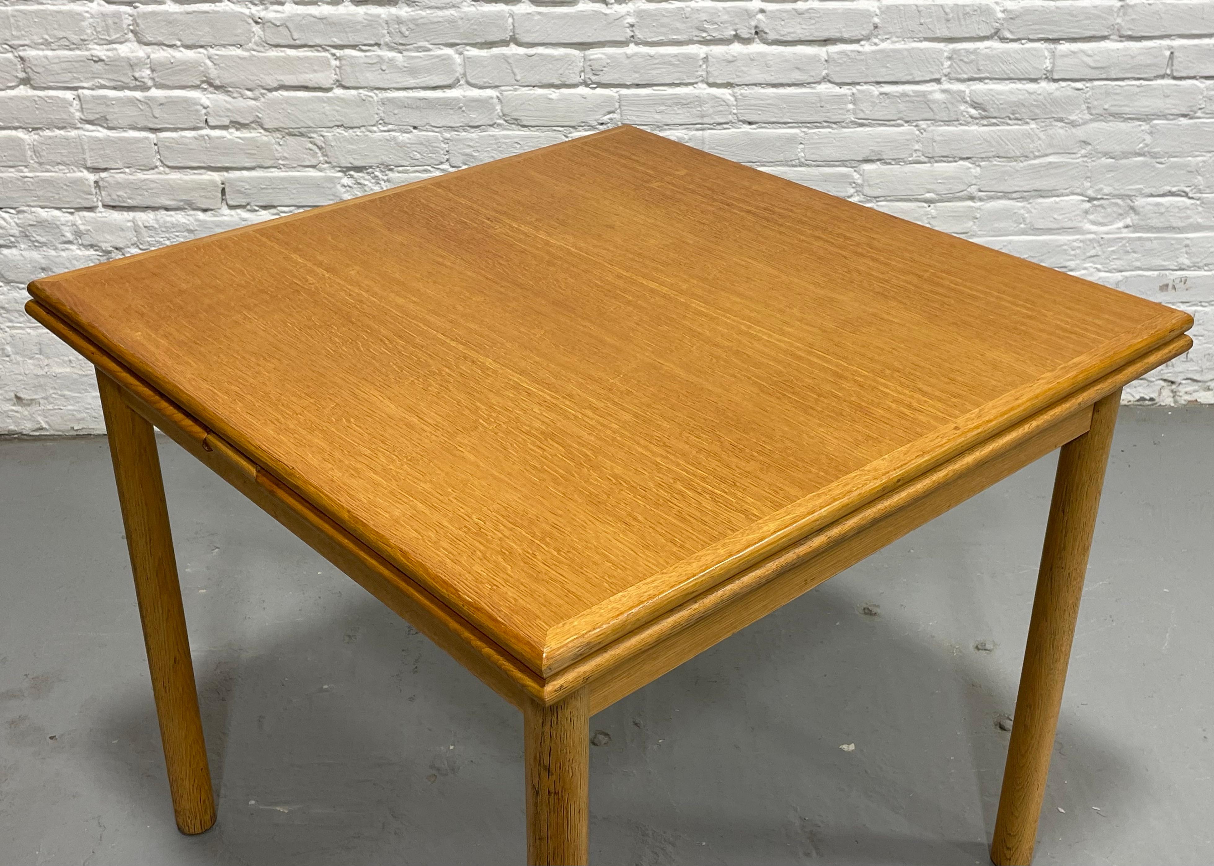 Bois Table à manger danoise en Oak Modern, feuilles cachées, C.C. 1960. en vente