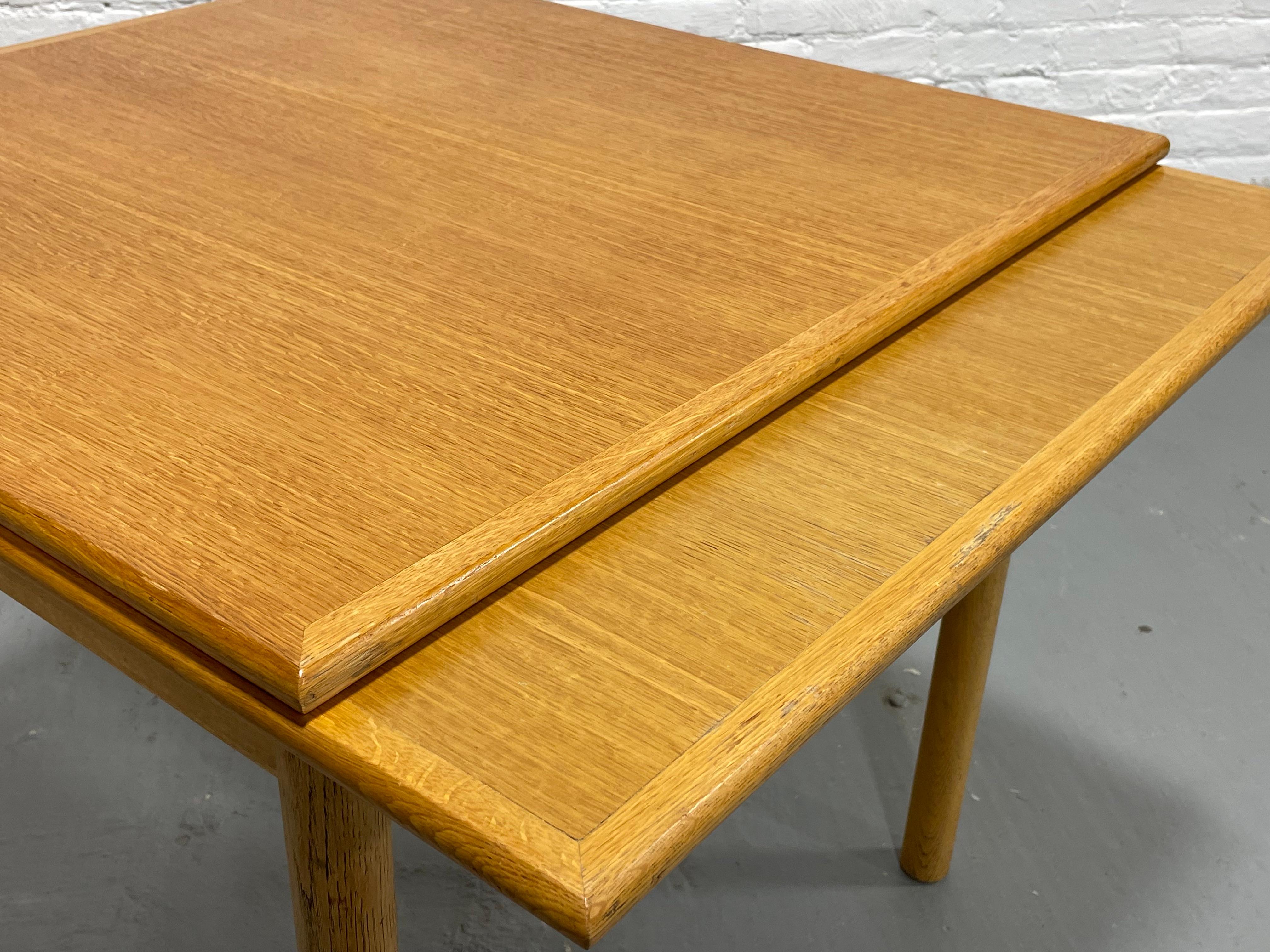 Table à manger danoise en Oak Modern, feuilles cachées, C.C. 1960. en vente 1
