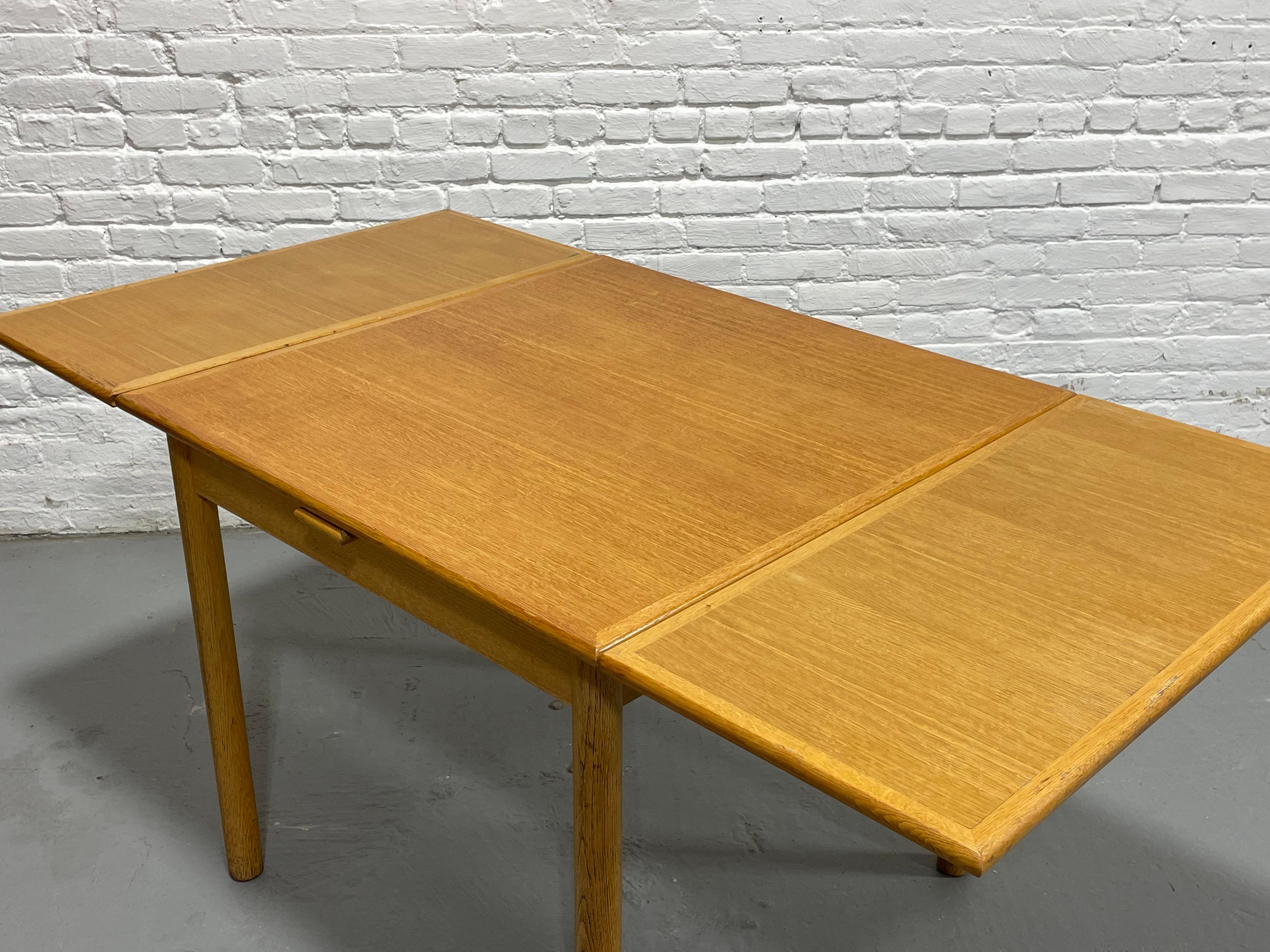 Table à manger danoise en Oak Modern, feuilles cachées, C.C. 1960. en vente 2