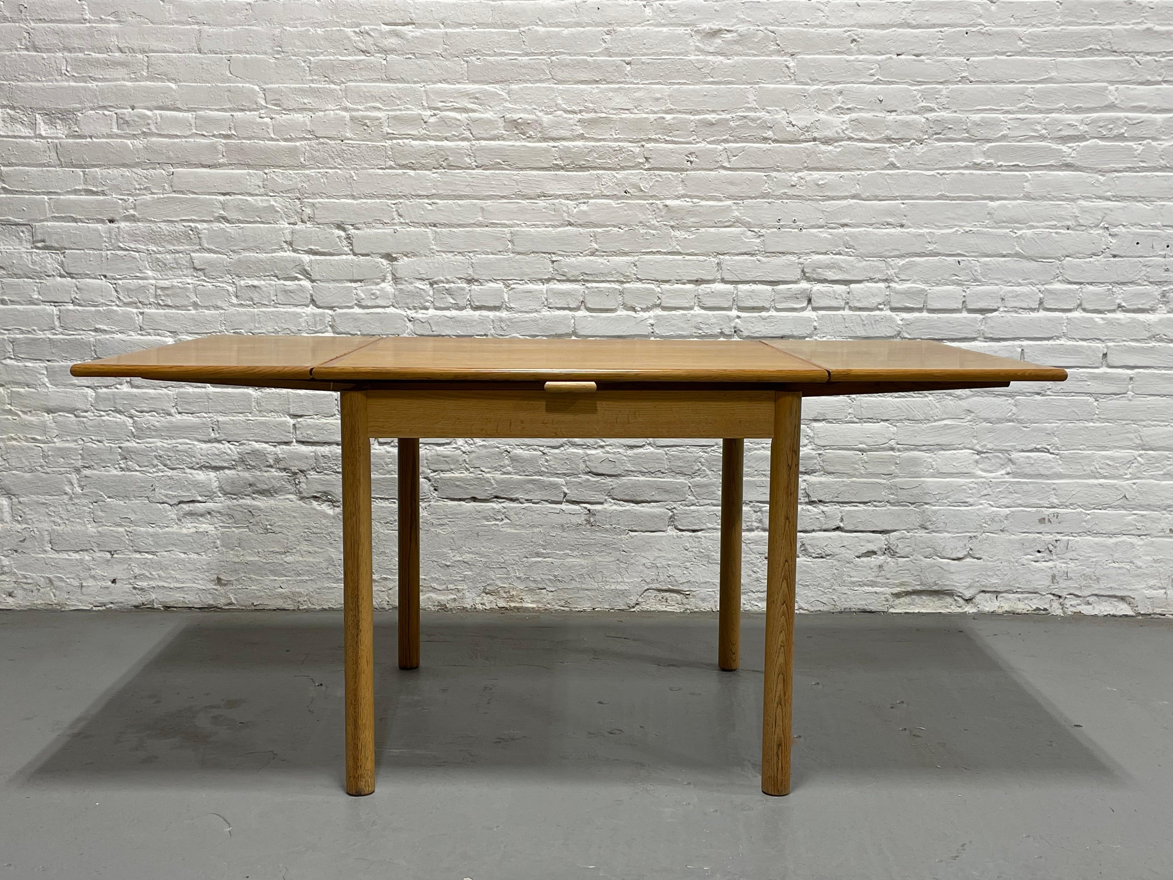 Table à manger danoise en Oak Modern, feuilles cachées, C.C. 1960. en vente 3