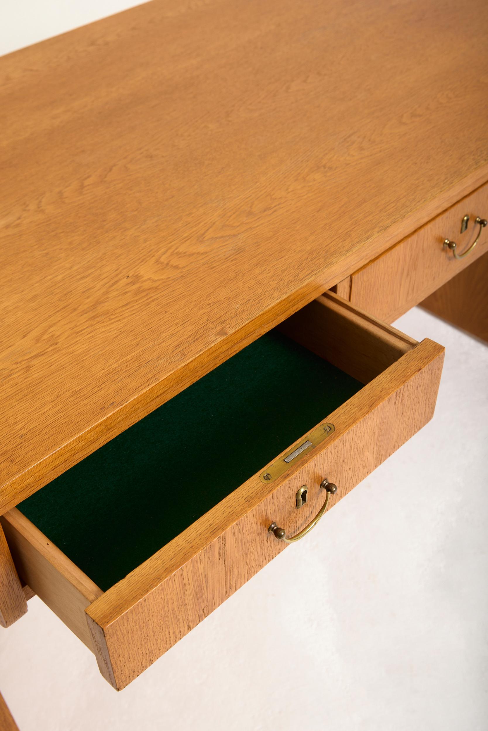 Mid-Century Modern Oak Desk For Sale 6