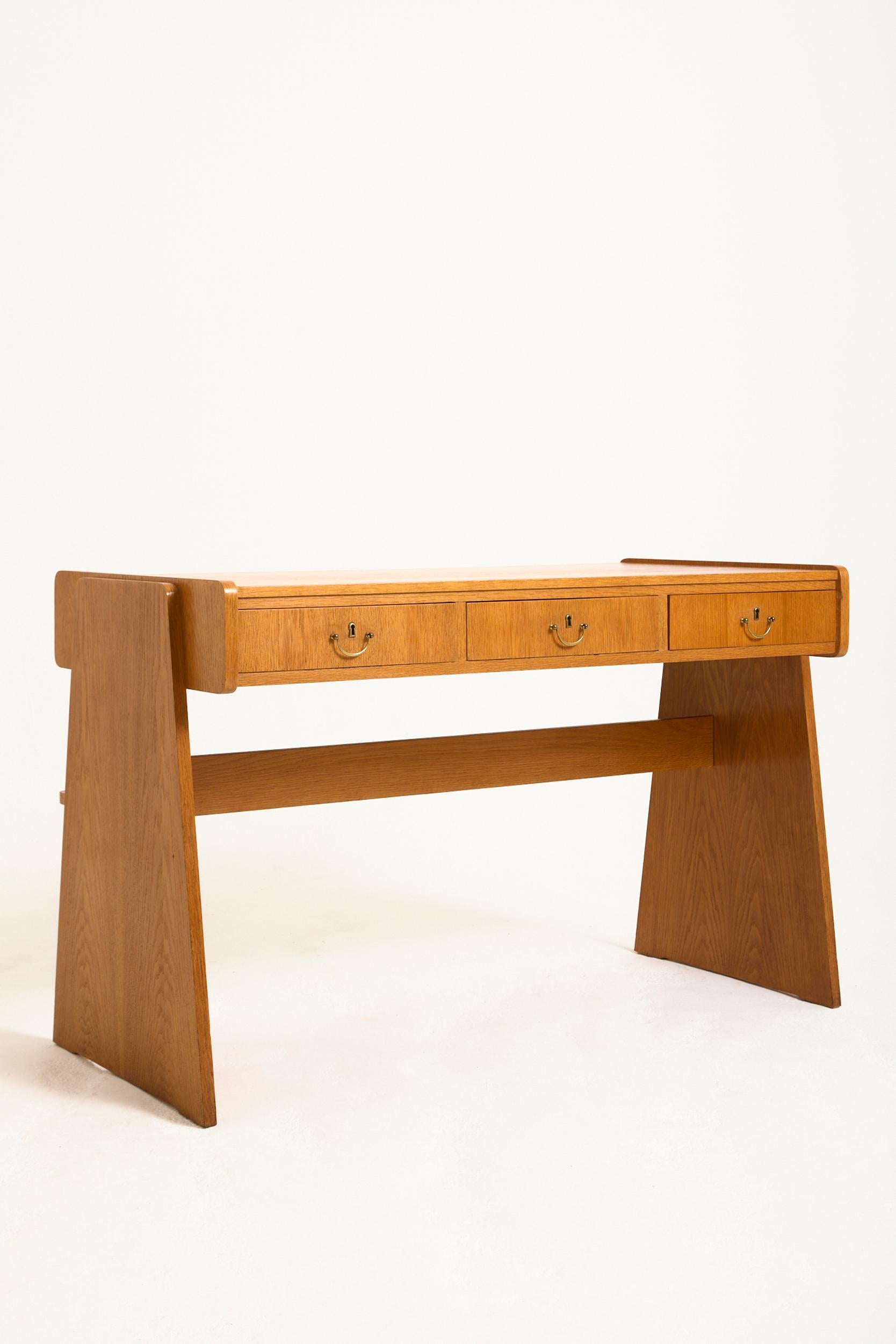 A mid-century Modern oak desk
Germany, mid 20th Century
