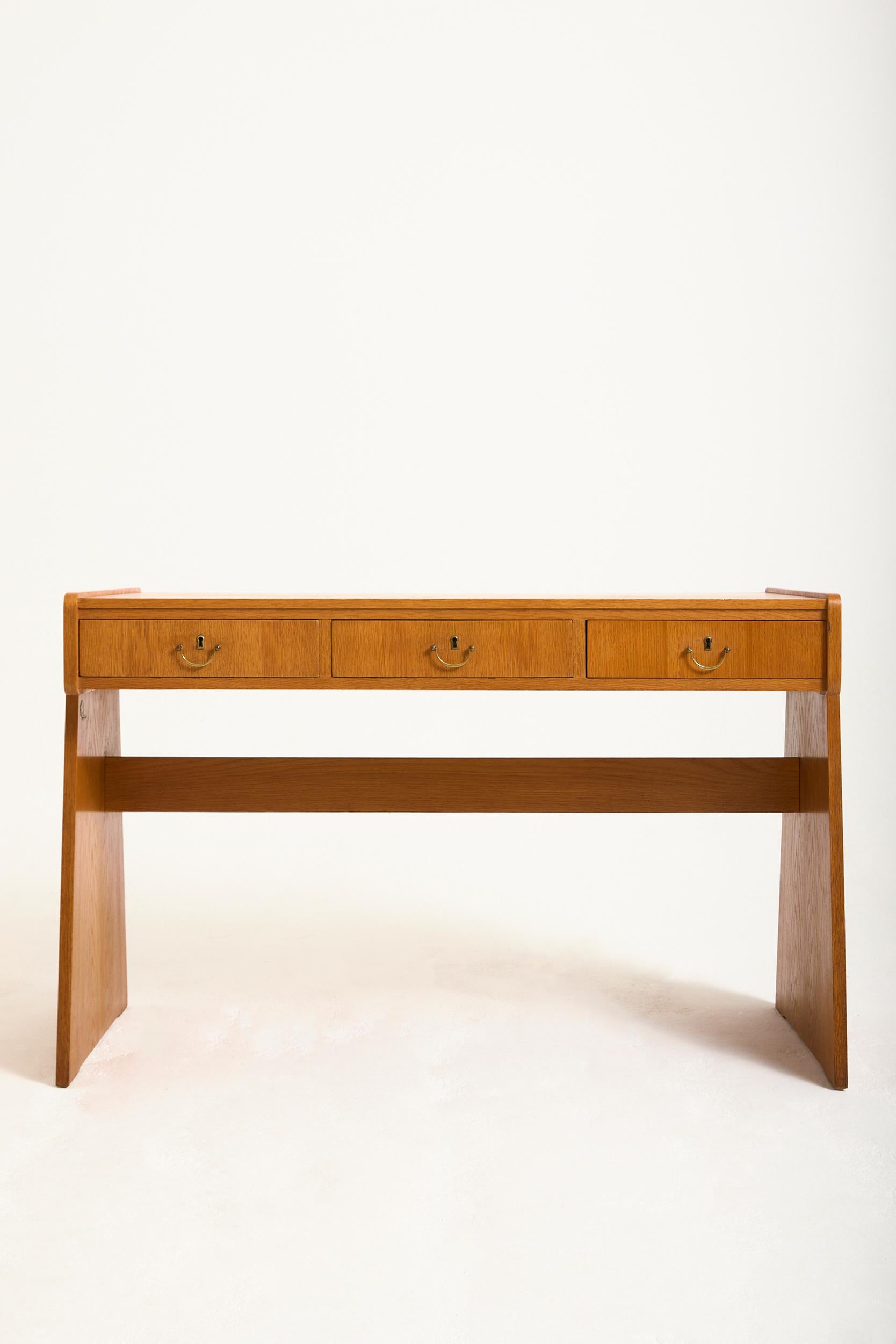Mid-Century Modern Oak Desk In Good Condition For Sale In London, GB