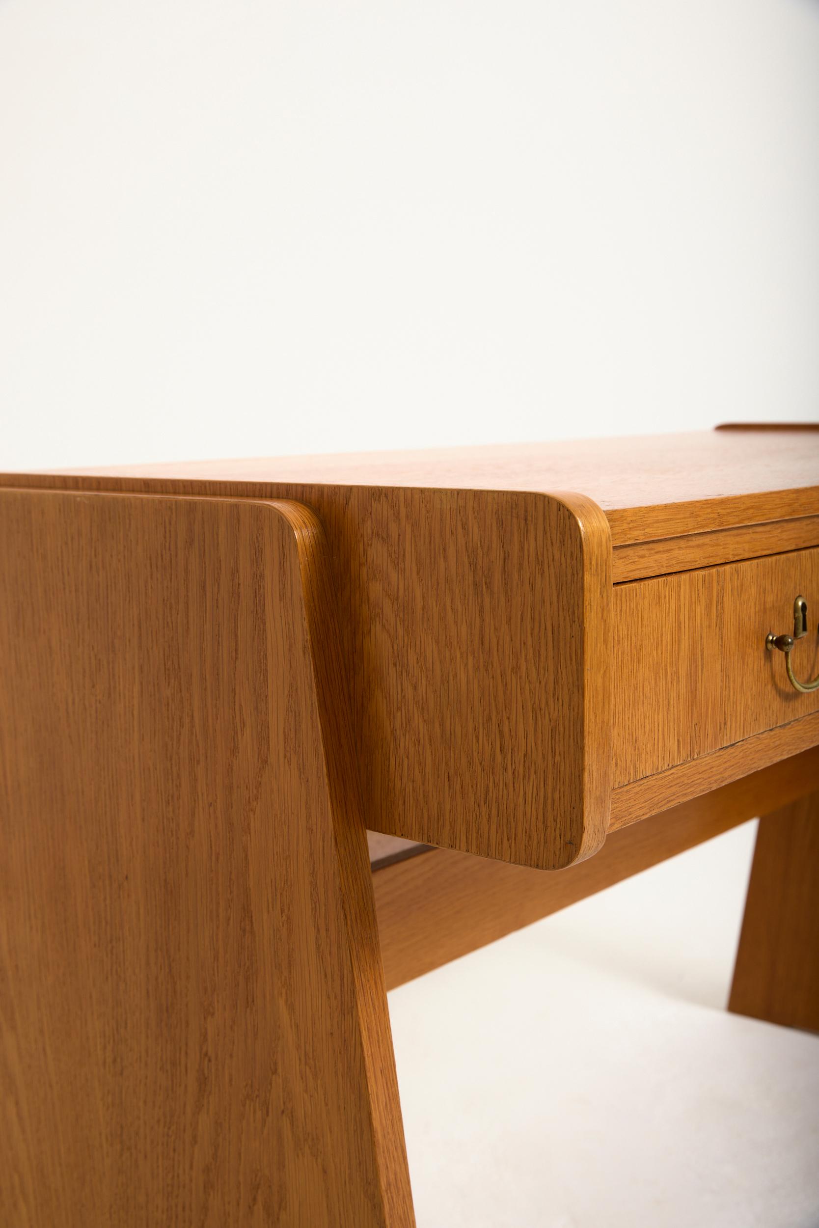 Mid-Century Modern Oak Desk For Sale 3