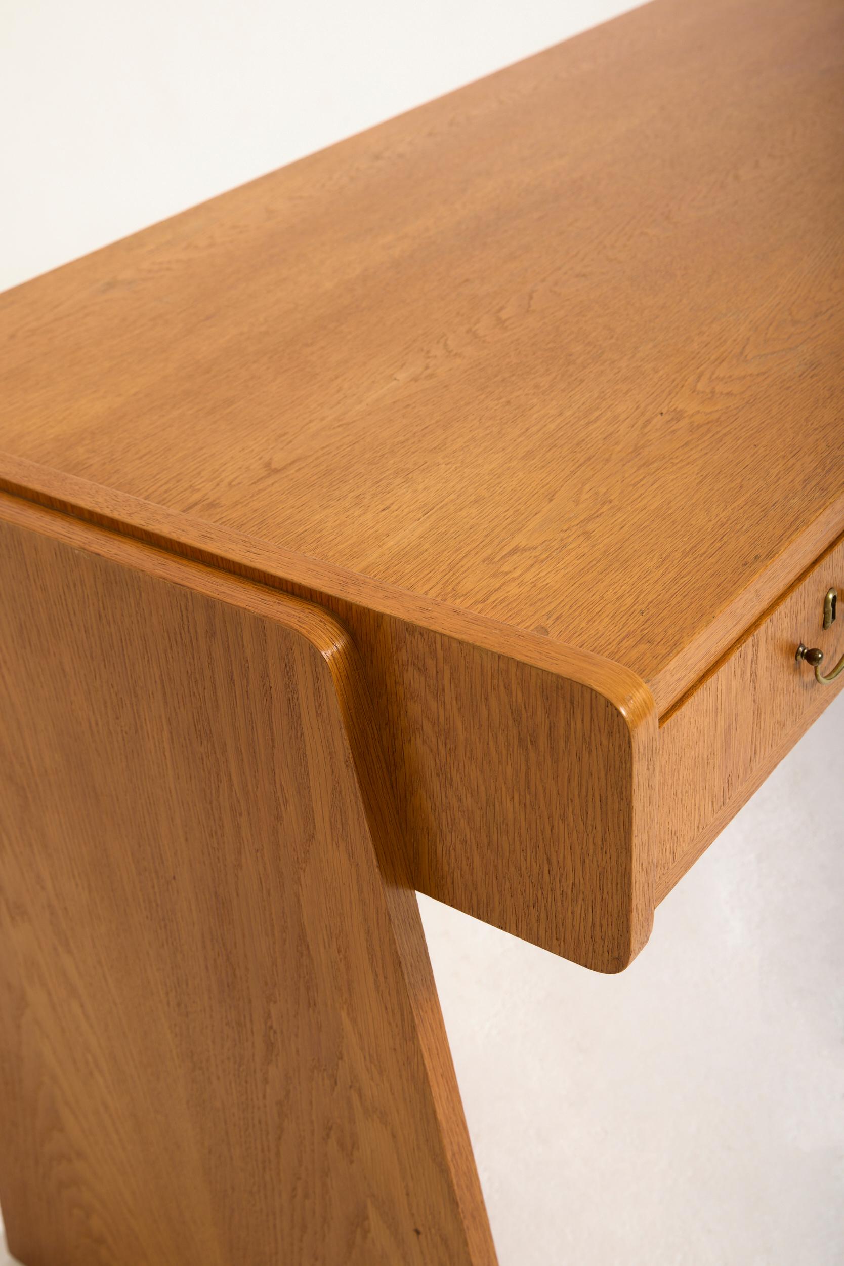 Mid-Century Modern Oak Desk For Sale 4