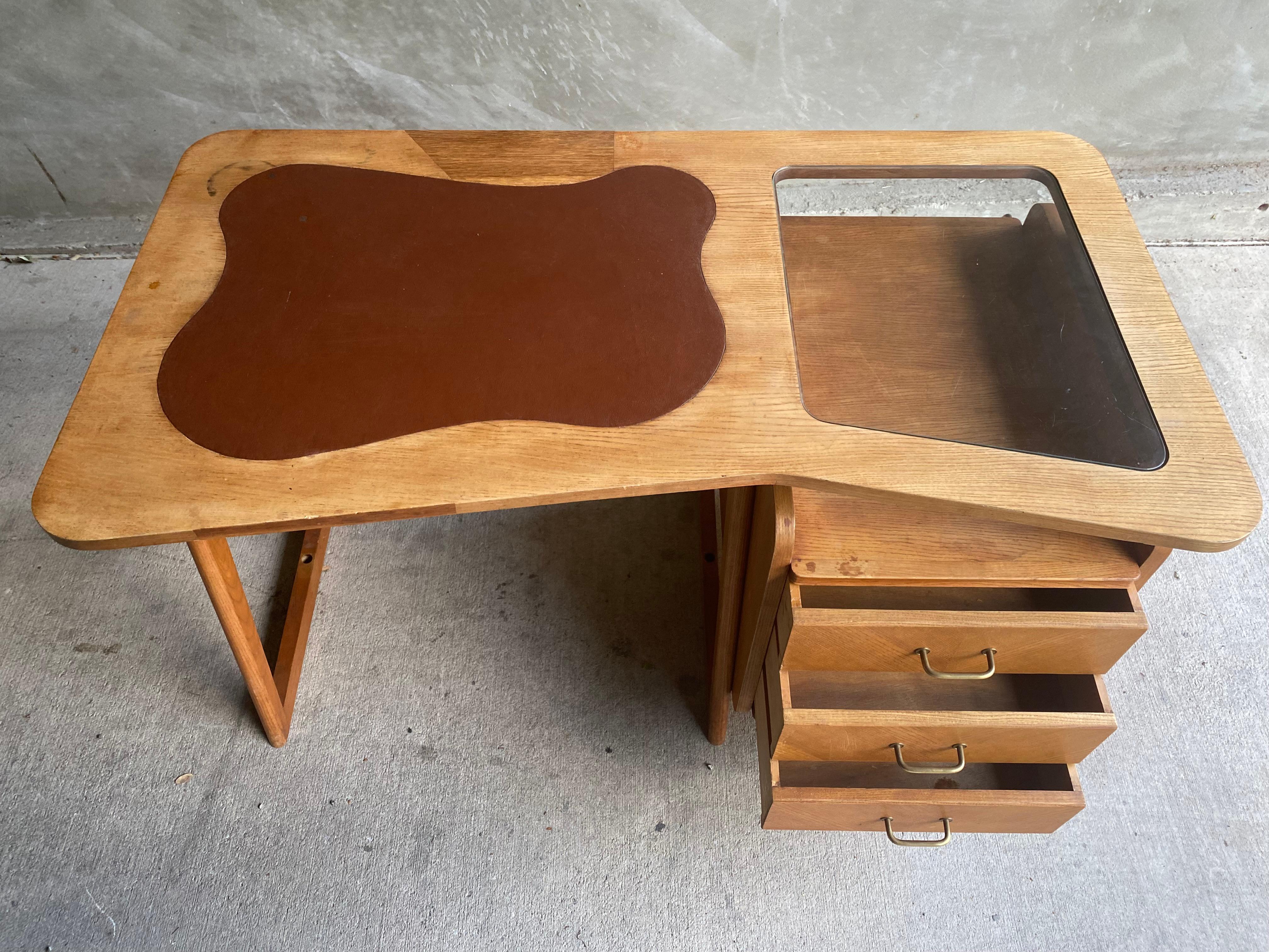 Mid-Century Modern-Schreibtisch aus Eiche, Guillerme et Chambron, Frankreich, 1950er Jahre 1