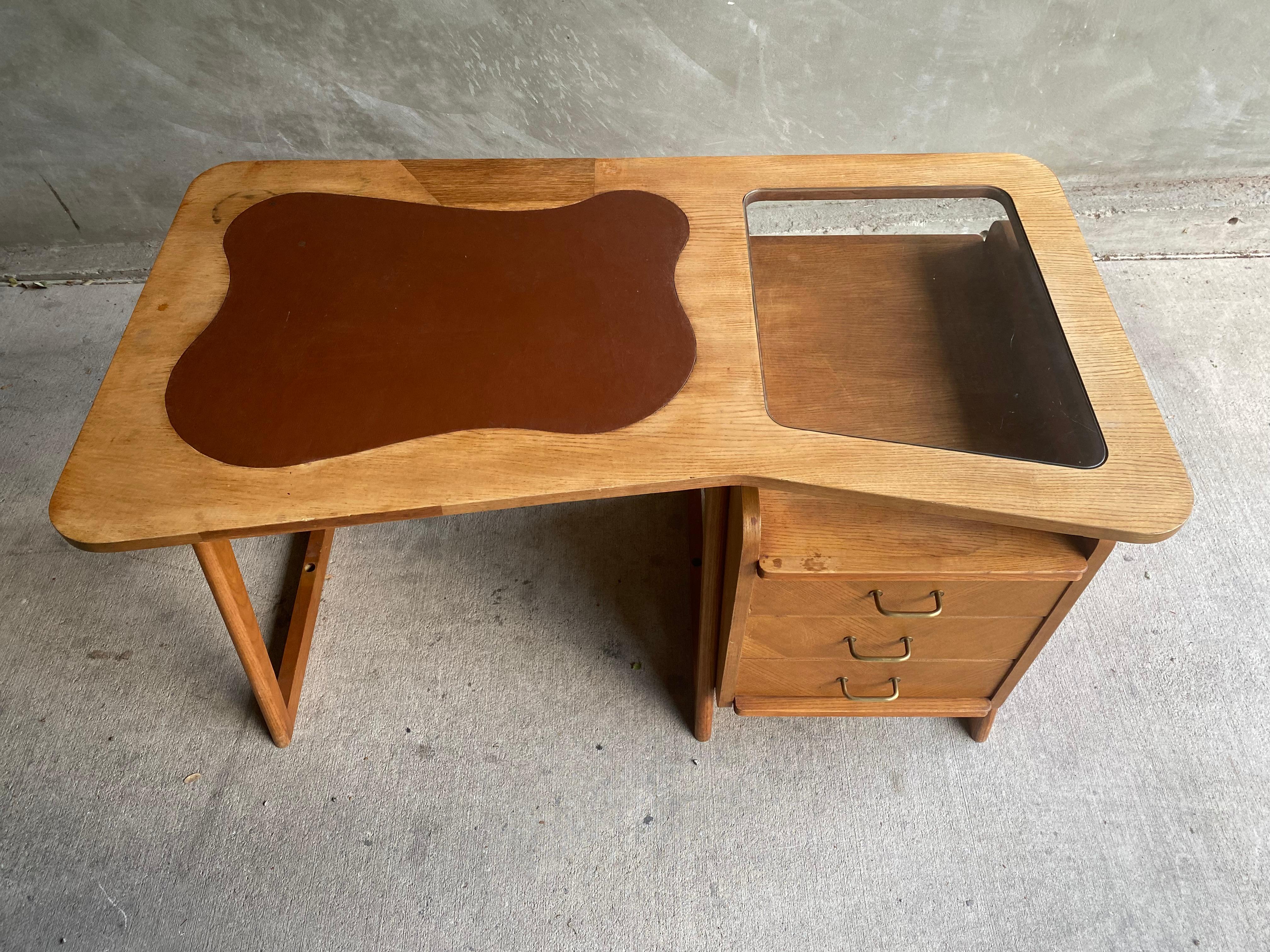 Mid-Century Modern-Schreibtisch aus Eiche, Guillerme et Chambron, Frankreich, 1950er Jahre 2