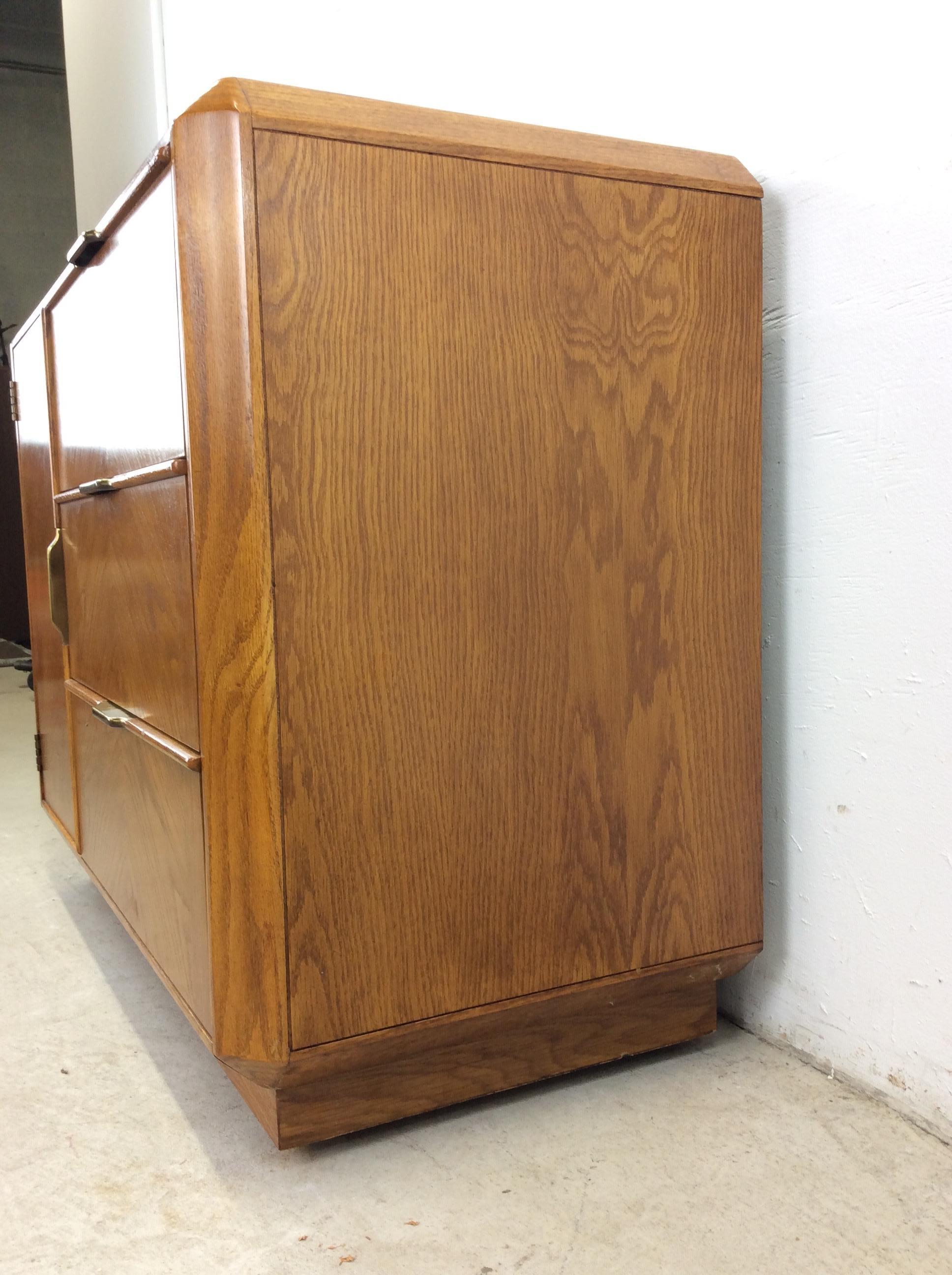 Bar a secco in Oak del Mid Century Moderno con accenti in ottone in vendita 4
