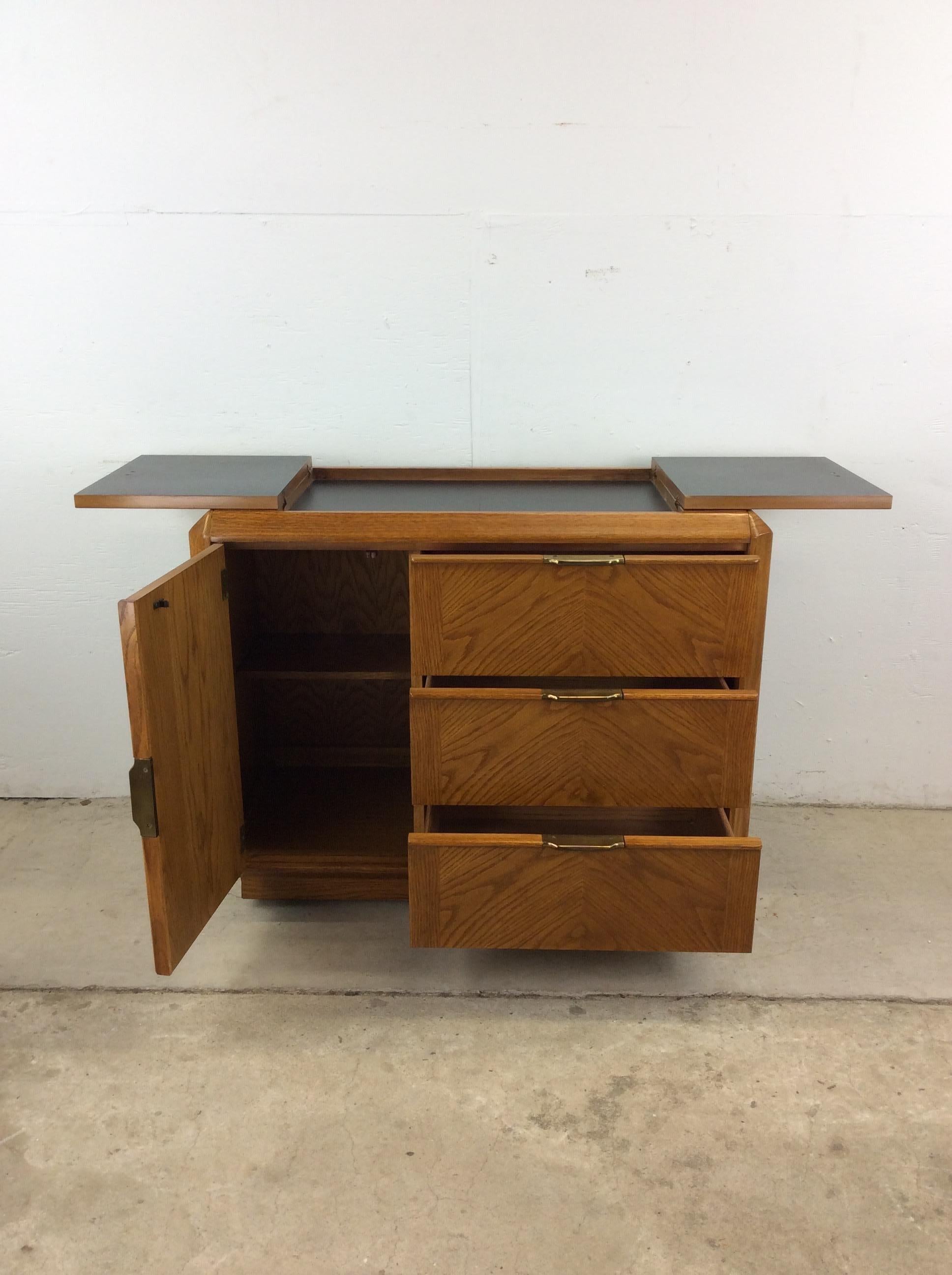 Bar a secco in Oak del Mid Century Moderno con accenti in ottone in vendita 5