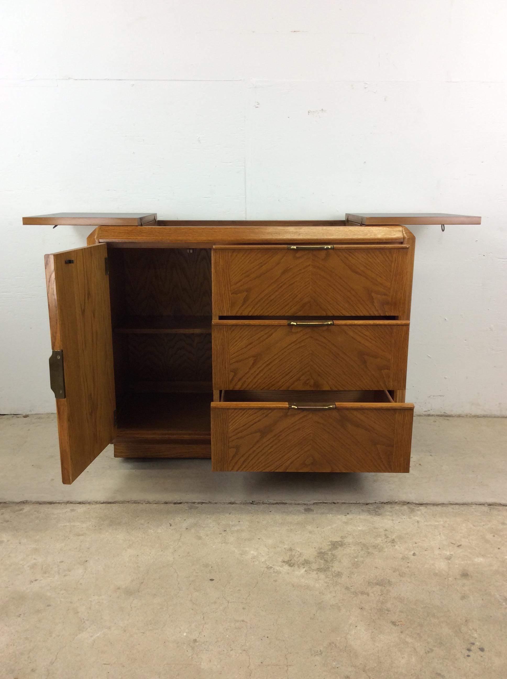 Bar a secco in Oak del Mid Century Moderno con accenti in ottone in vendita 6