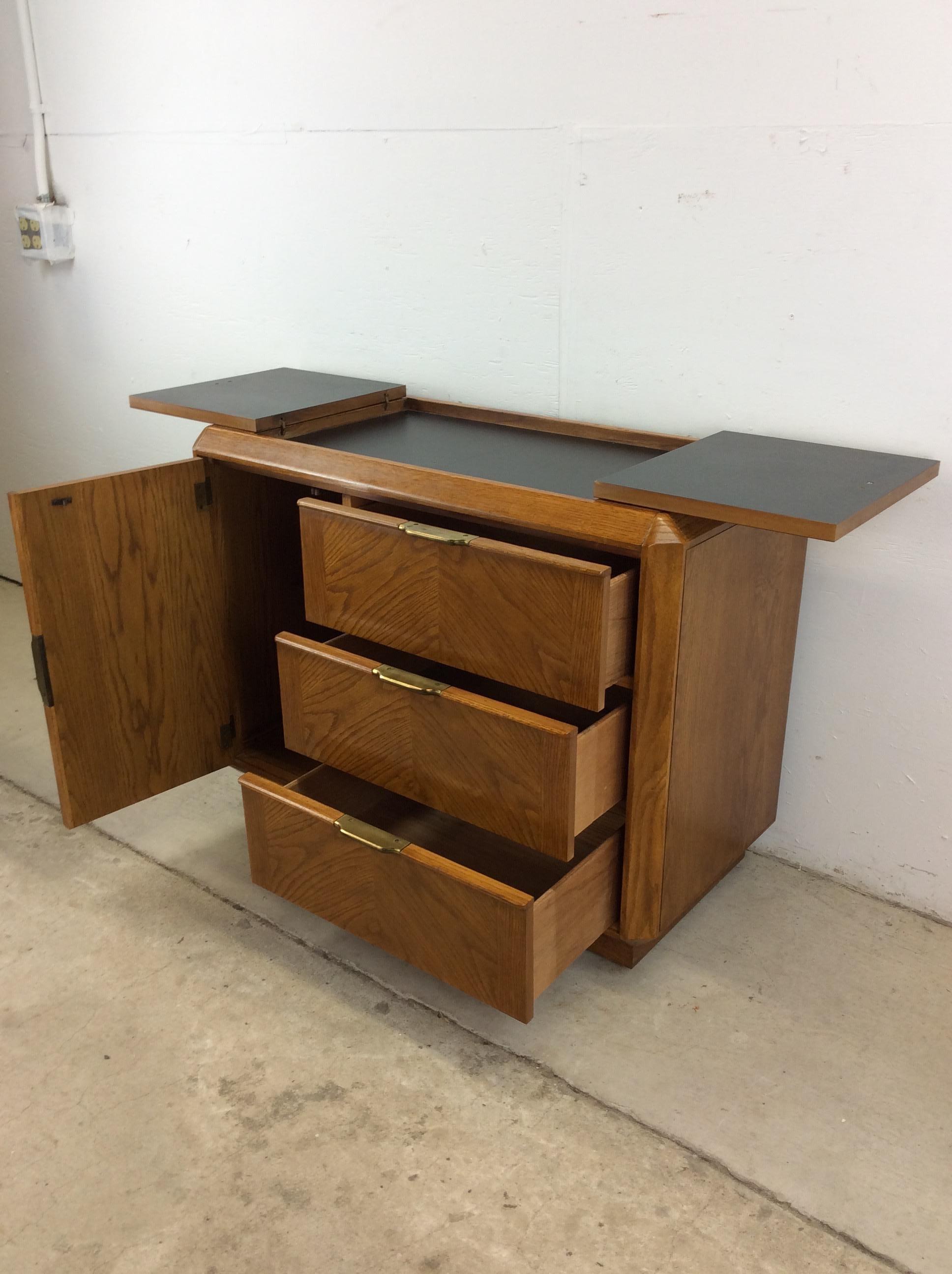 Bar a secco in Oak del Mid Century Moderno con accenti in ottone in vendita 7
