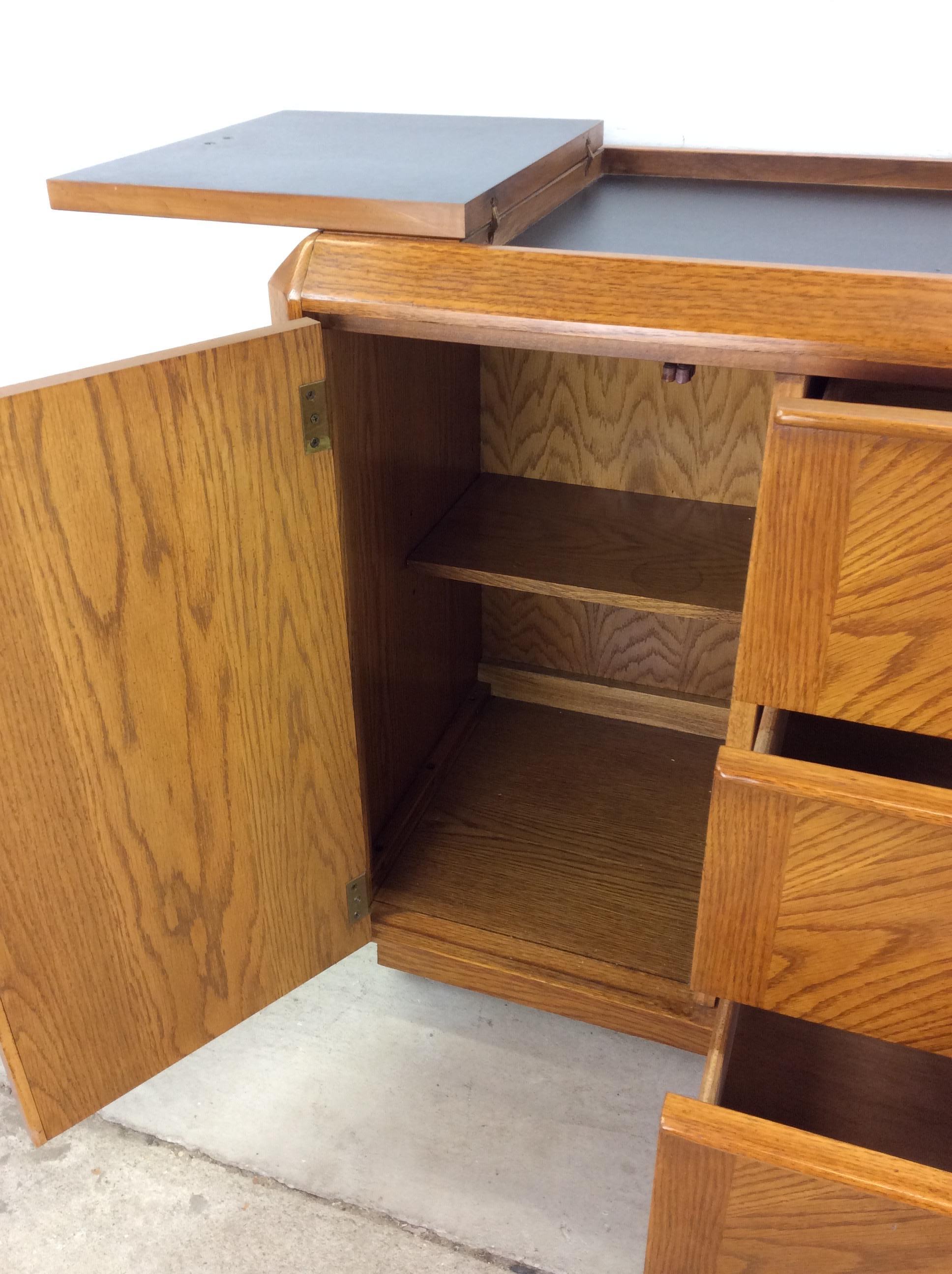 Bar a secco in Oak del Mid Century Moderno con accenti in ottone in vendita 9