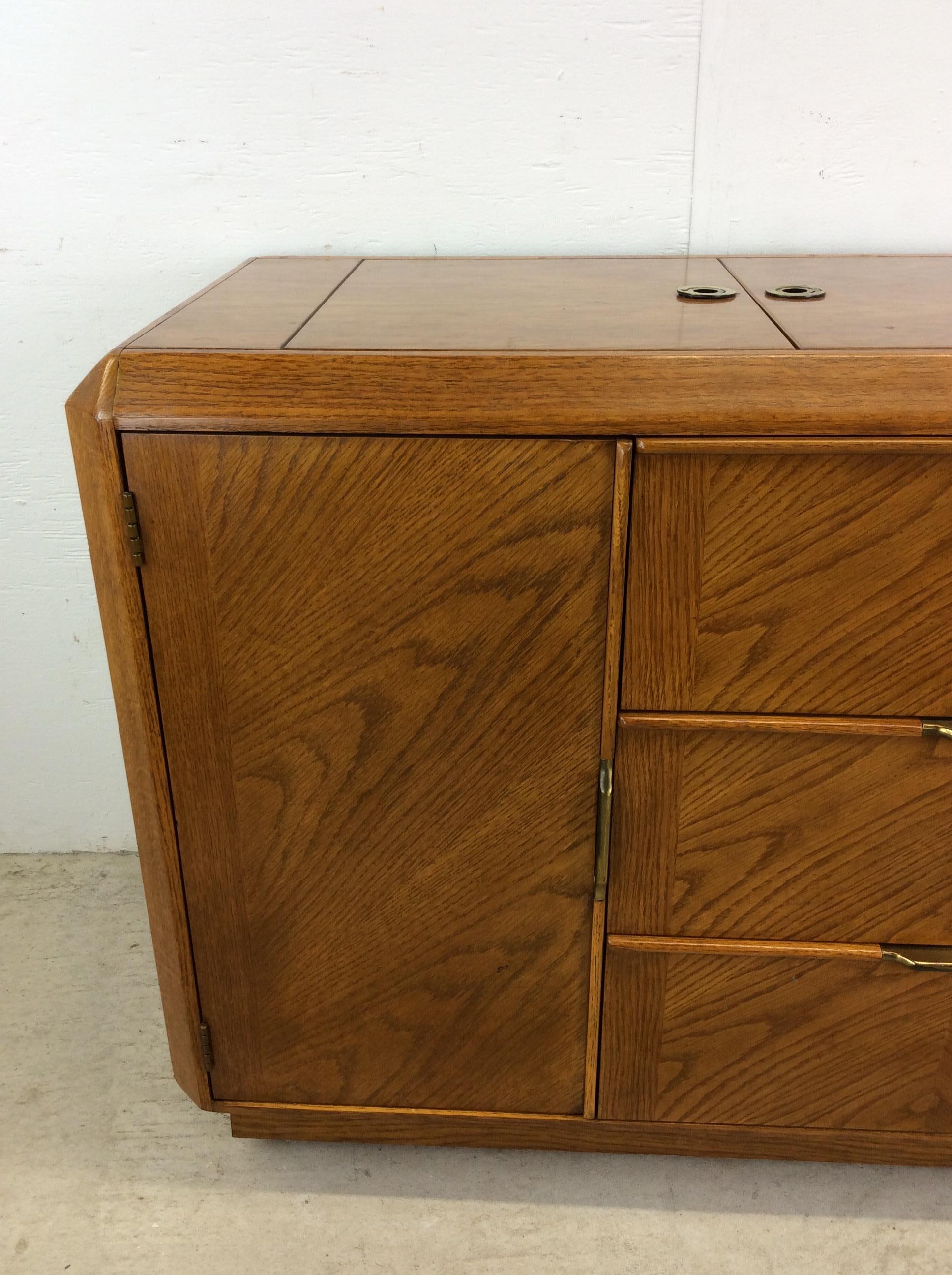 Mid-Century moderno Bar a secco in Oak del Mid Century Moderno con accenti in ottone in vendita