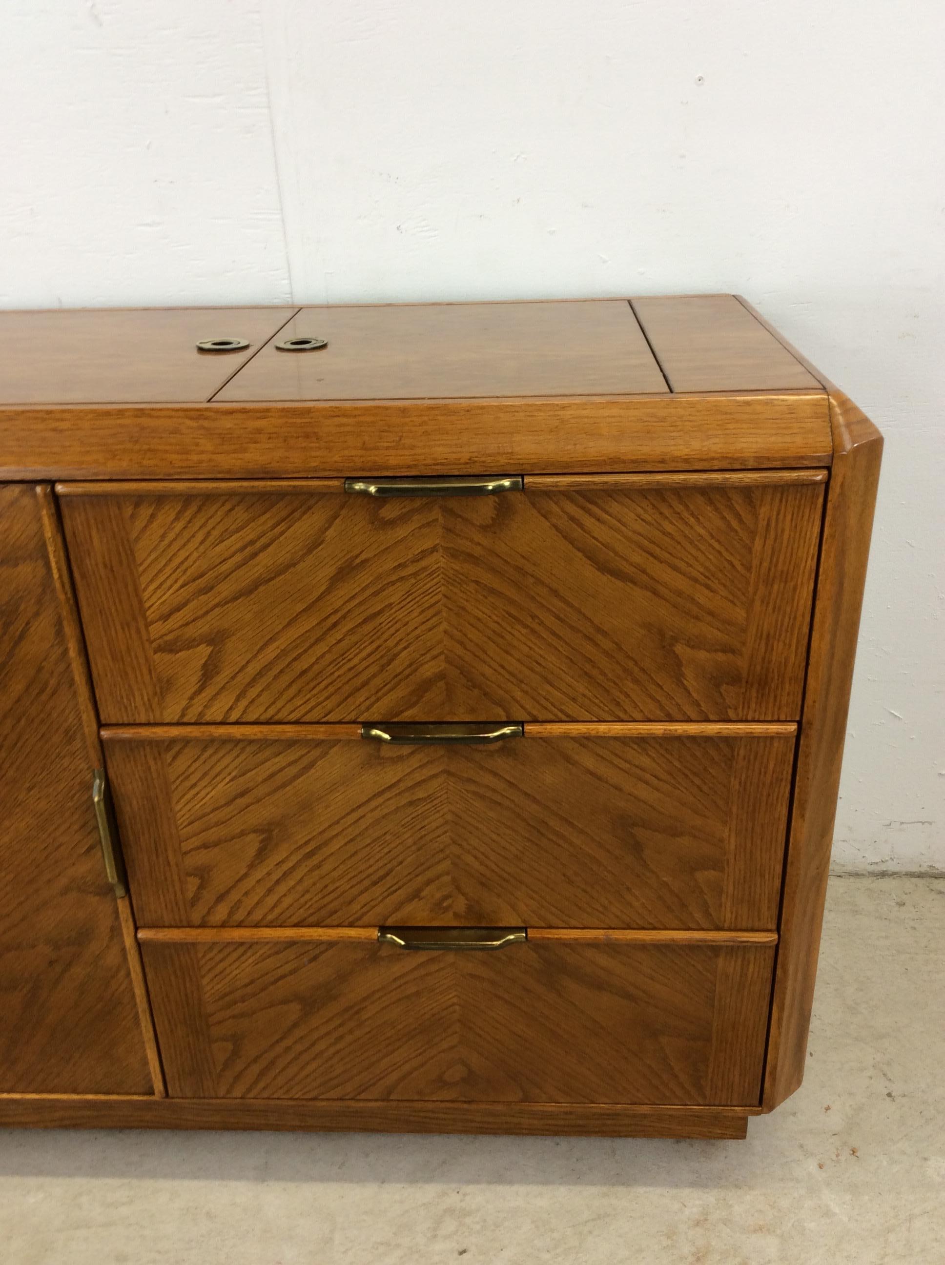 Americano Bar a secco in Oak del Mid Century Moderno con accenti in ottone in vendita