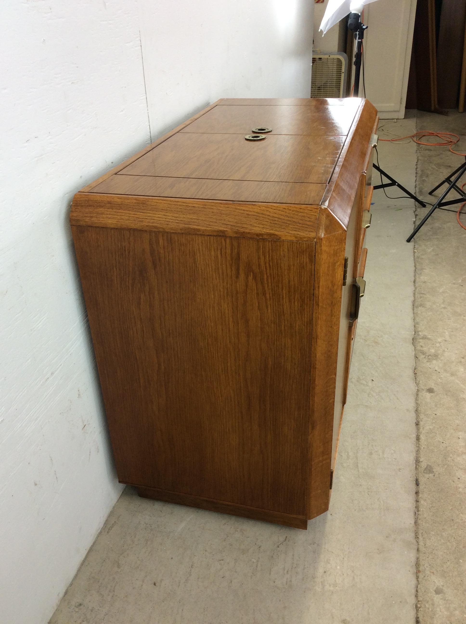 Bar a secco in Oak del Mid Century Moderno con accenti in ottone in vendita 1