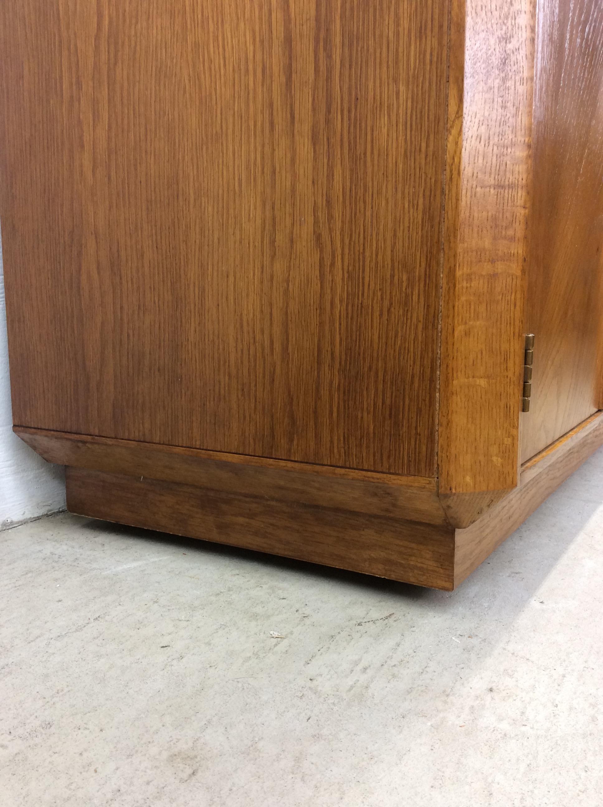 Bar a secco in Oak del Mid Century Moderno con accenti in ottone in vendita 2