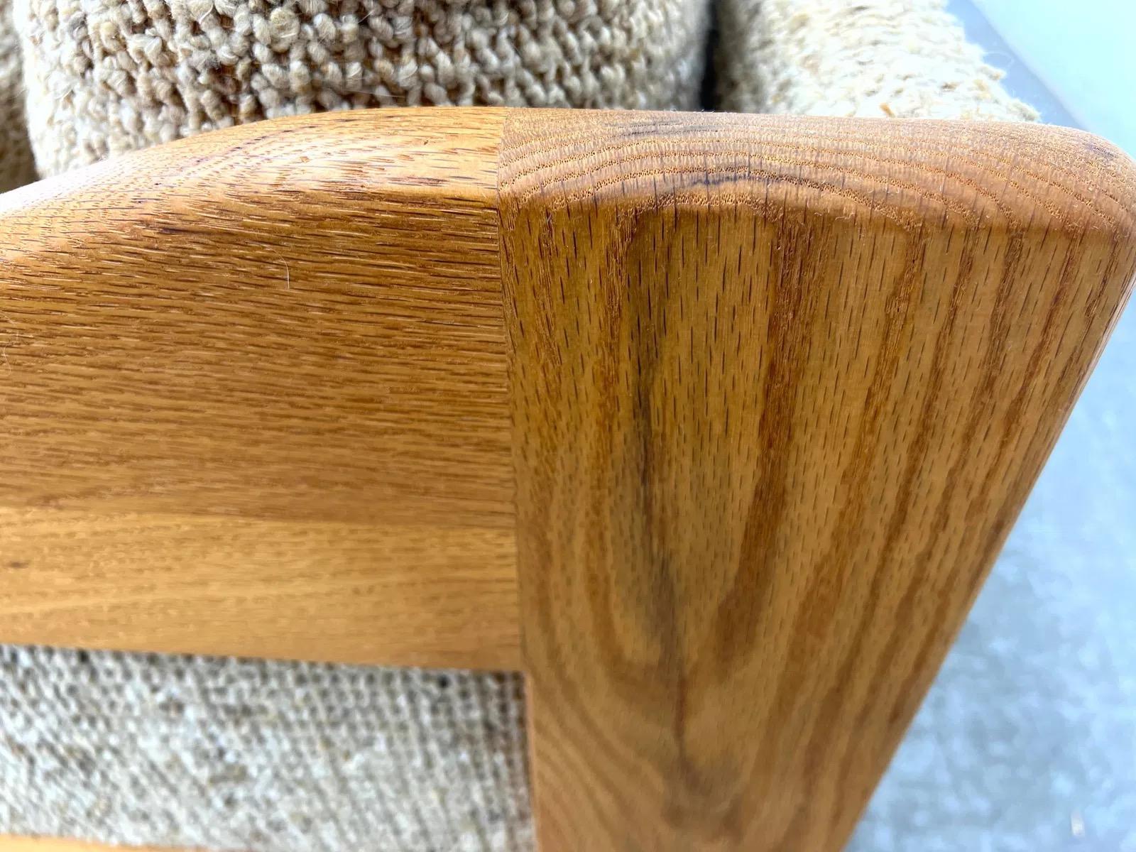 Sofá loveseat moderno de mediados de siglo en roble con tapicería texturizada en venta 4