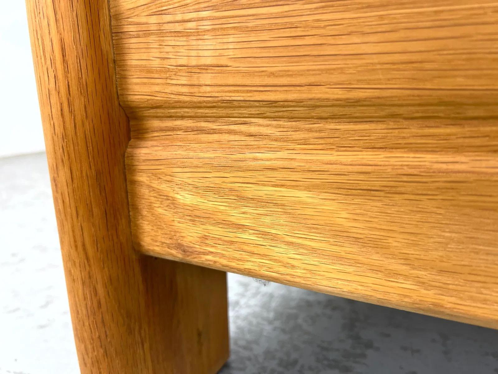 Sofá loveseat moderno de mediados de siglo en roble con tapicería texturizada en venta 5