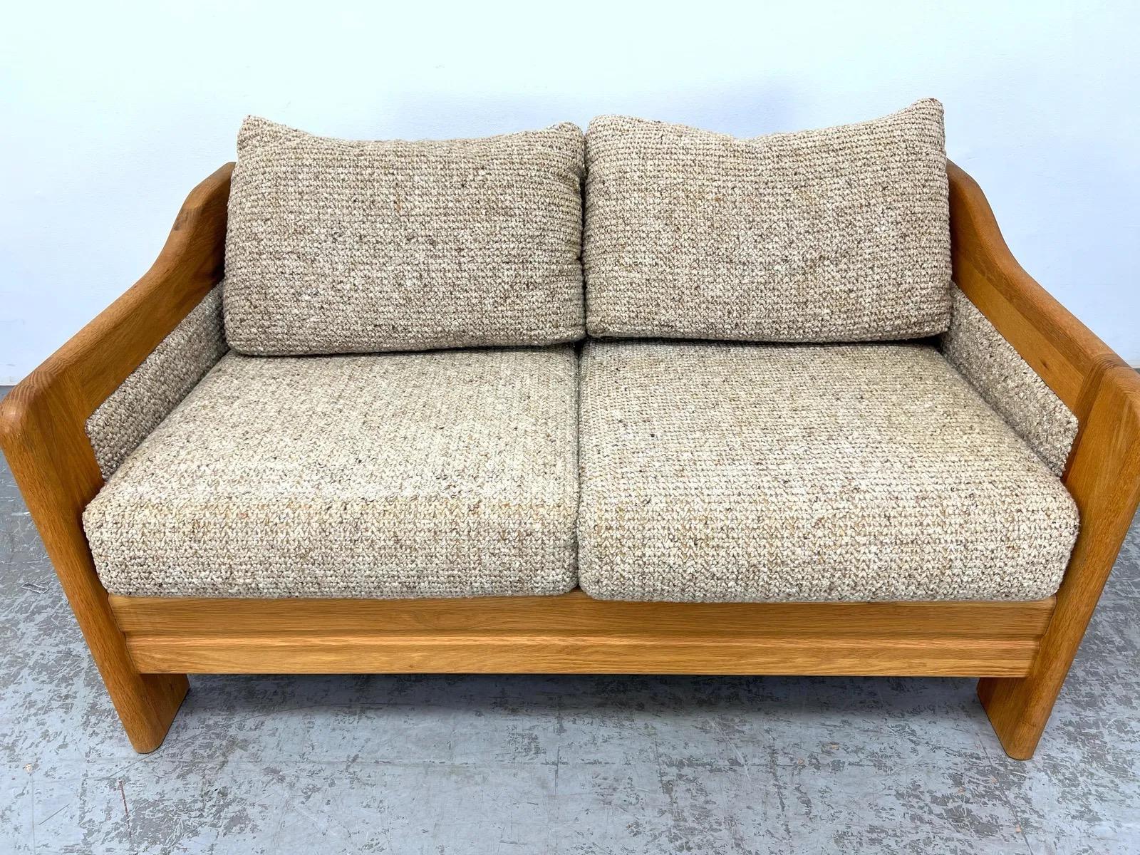 Sofá loveseat moderno de mediados de siglo en roble con tapicería texturizada Moderno de mediados de siglo en venta