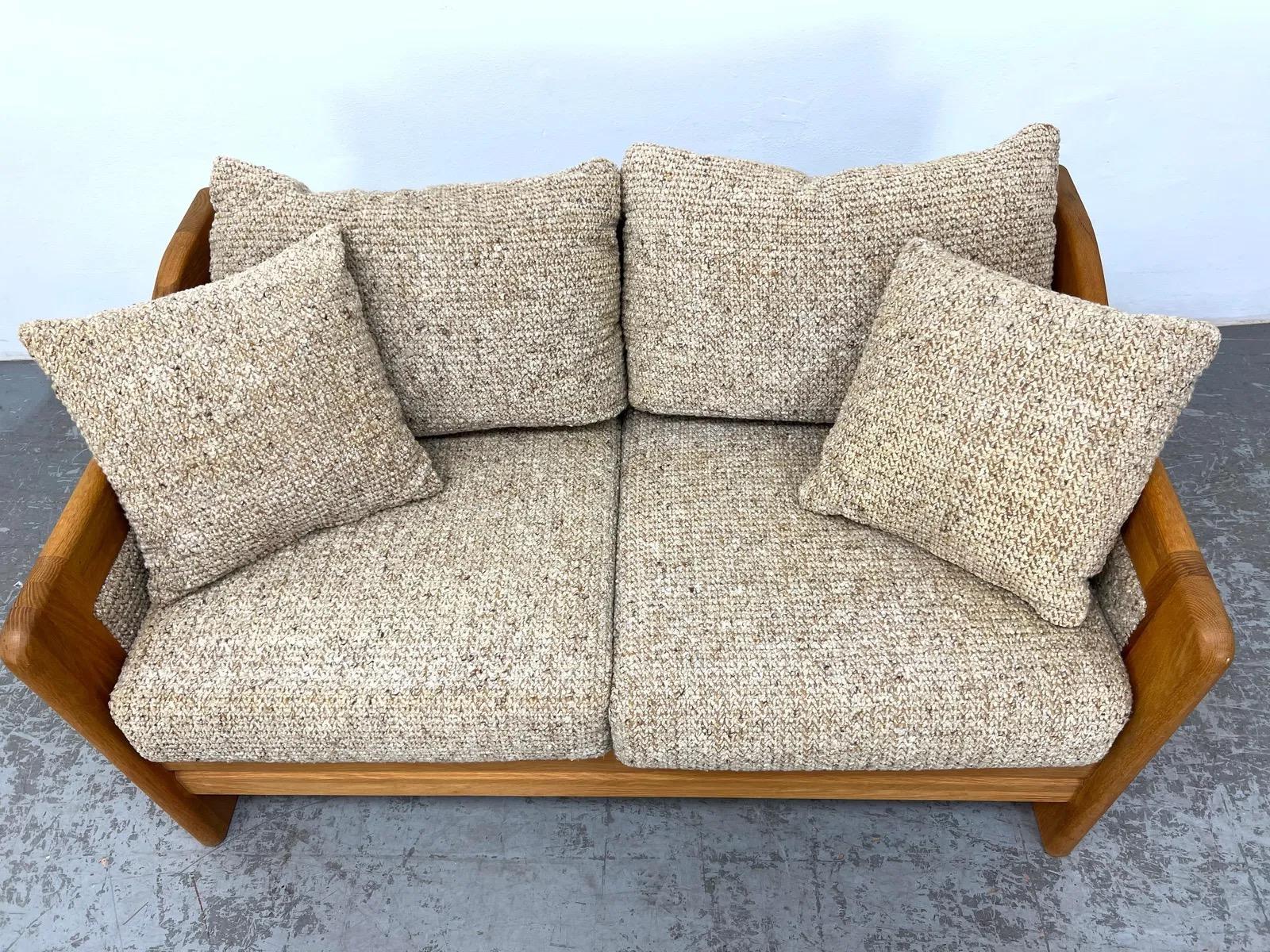 Sofá loveseat moderno de mediados de siglo en roble con tapicería texturizada Desconocido en venta