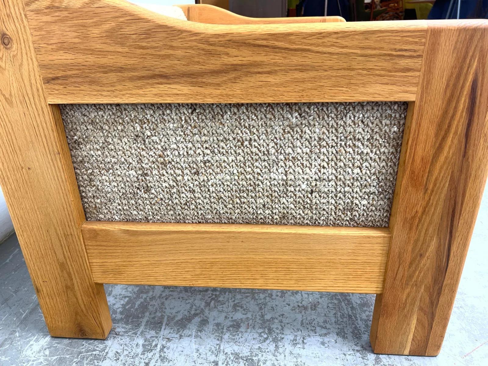 Sofá loveseat moderno de mediados de siglo en roble con tapicería texturizada en Bueno estado para la venta en Elkton, MD