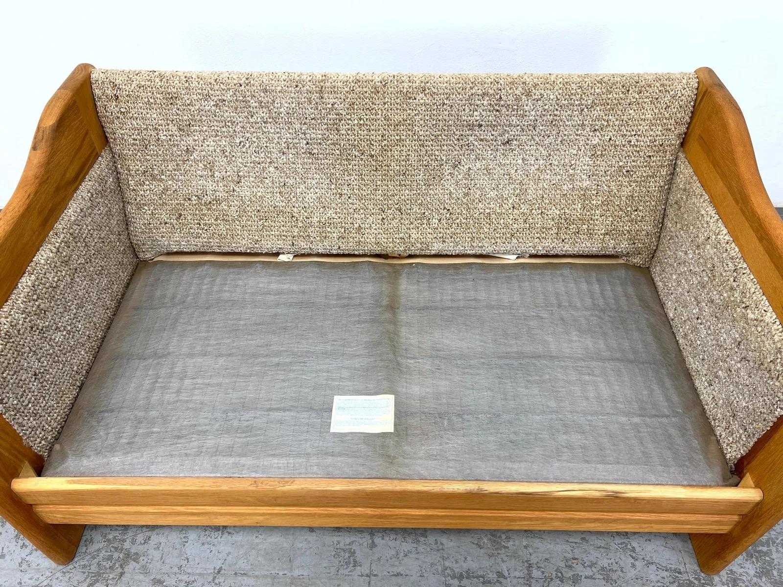 Sofá loveseat moderno de mediados de siglo en roble con tapicería texturizada siglo XX en venta
