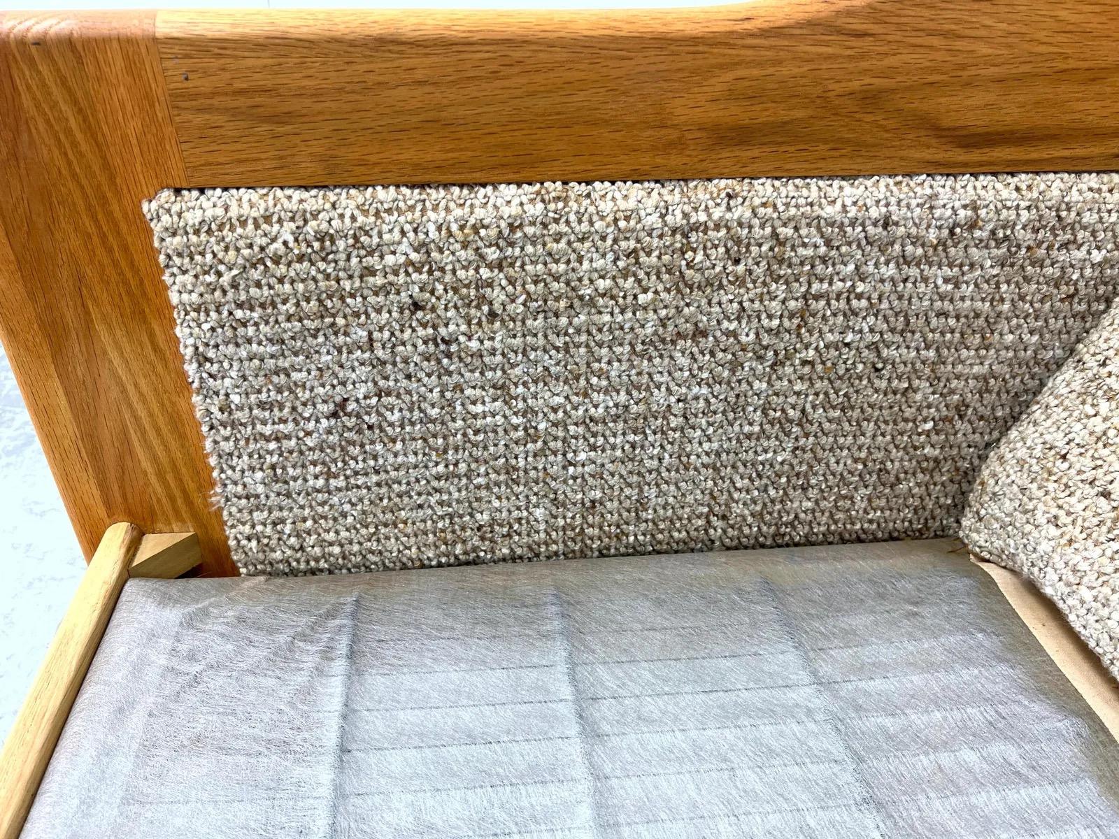 Sofá loveseat moderno de mediados de siglo en roble con tapicería texturizada en venta 1