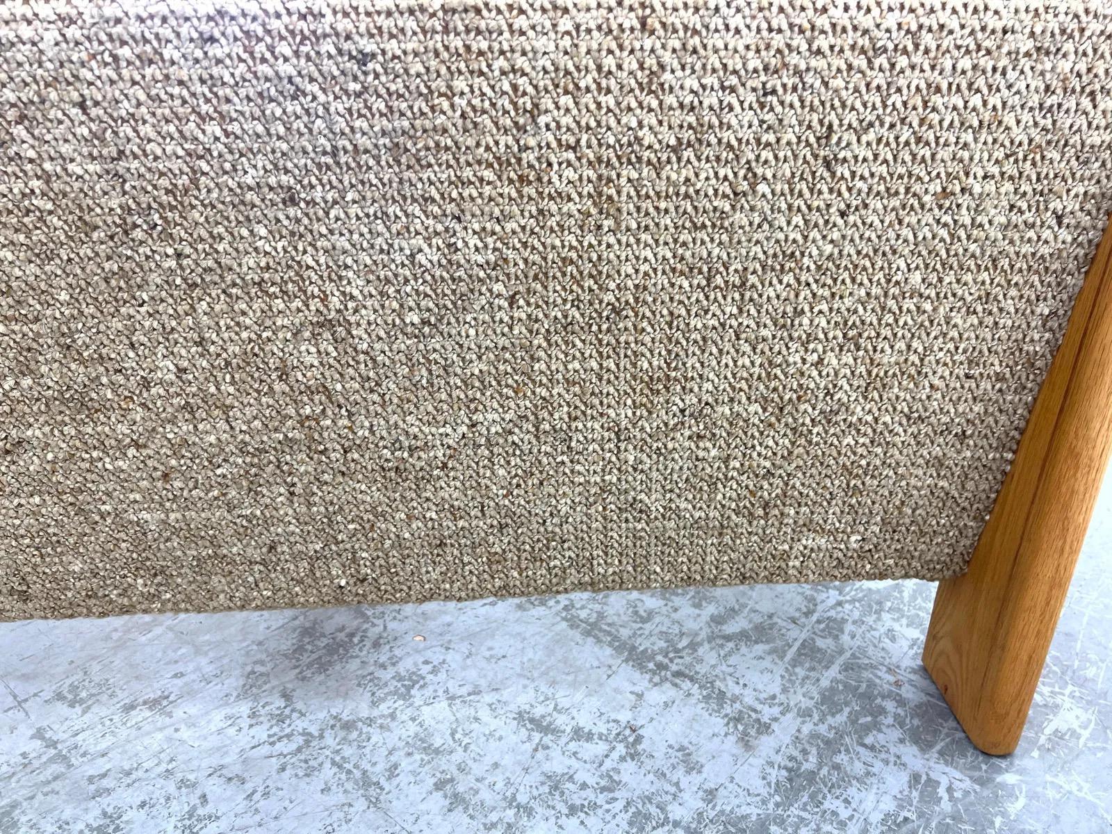 Sofá loveseat moderno de mediados de siglo en roble con tapicería texturizada en venta 2