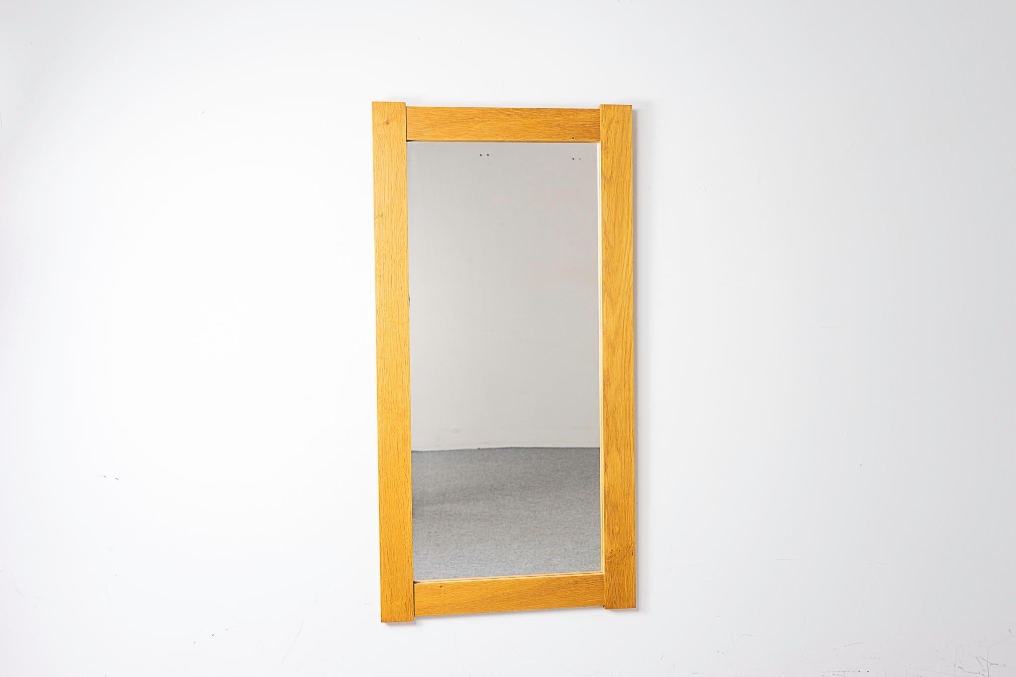 Dänischer Spiegel aus der Mitte des Jahrhunderts aus Eiche, ca. 1960er Jahre. Die perfekte Ergänzung für jedes Interieur, besonders in kleinen Wohnungen, Eigentumswohnungen und Lofts, wo der Platz knapp sein kann.