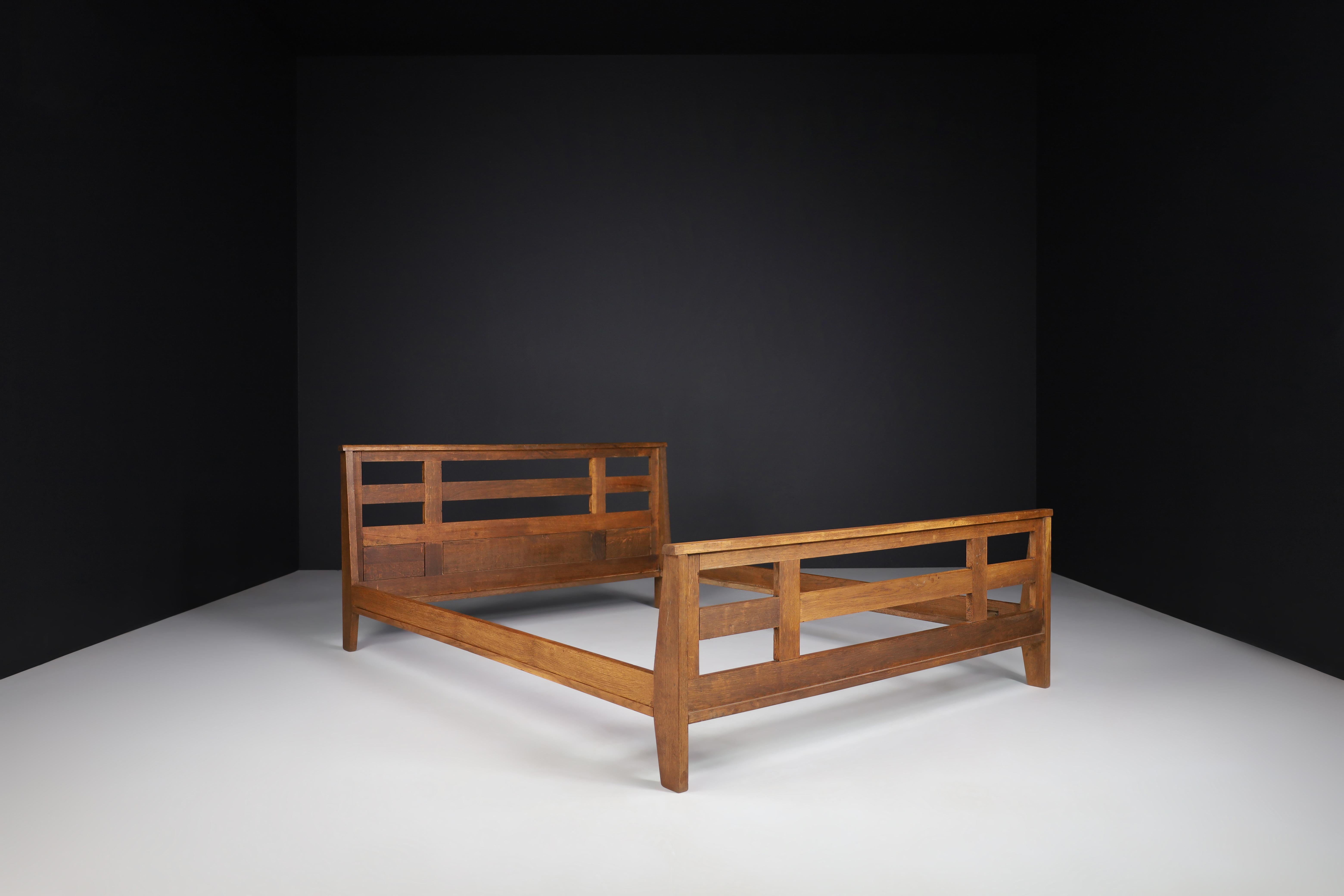 Midcentury bed in patinated French oak by René Gabriel, France, 1940s. 

Published in 1944 and designed by René Gabriel, this bed dates back to the 1940s and is a typical example of so-called reconstruction furniture. The design of emergency