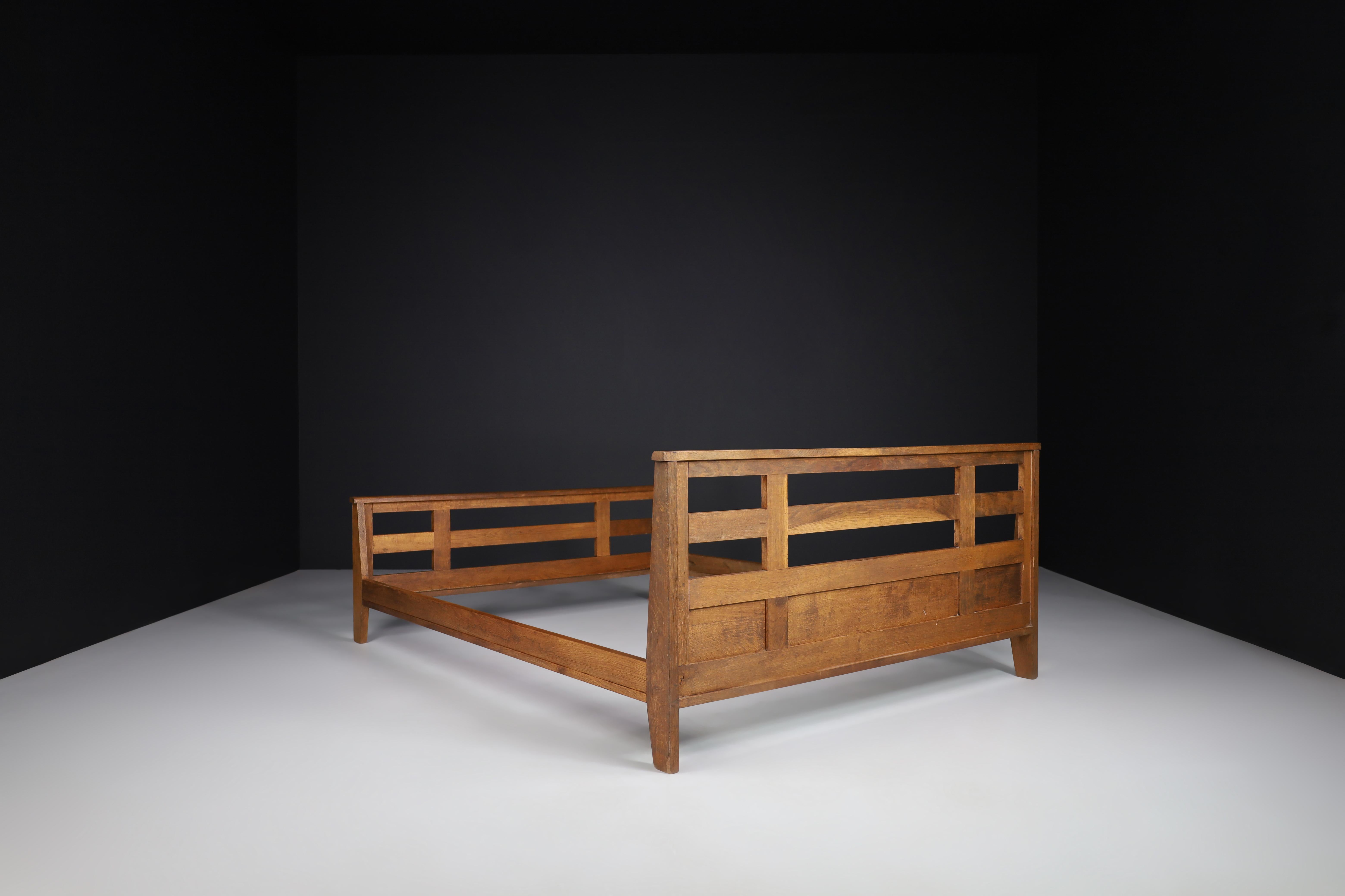 Mid-century Modern Oak Reconstruction Bed in Oak von René Gabriel, Frankreich 1940er Jahre (Mitte des 20. Jahrhunderts) im Angebot