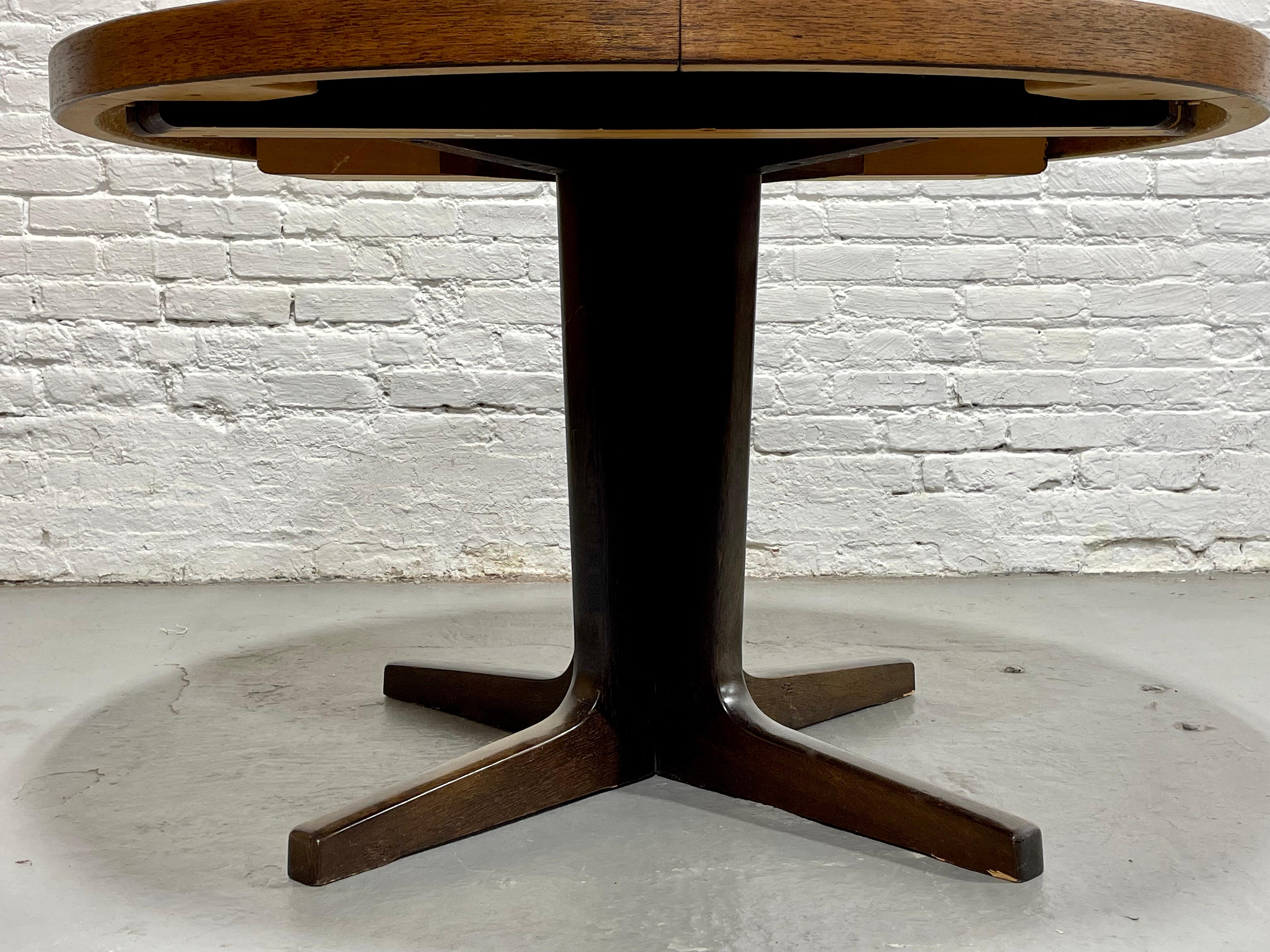 Mid Century MODERN OAK ROUND to OVAL Dining Table, Made in Denmark. c. 1960s For Sale 1