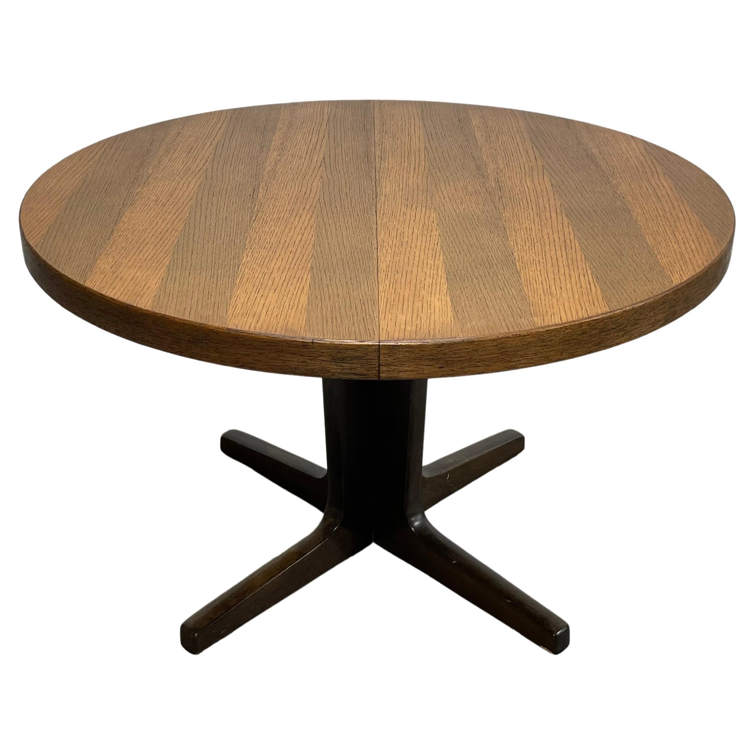Mesa de comedor REDONDA a OVALADA de ROBLE MODERNO de mediados de siglo, fabricada en Dinamarca. c. 1960