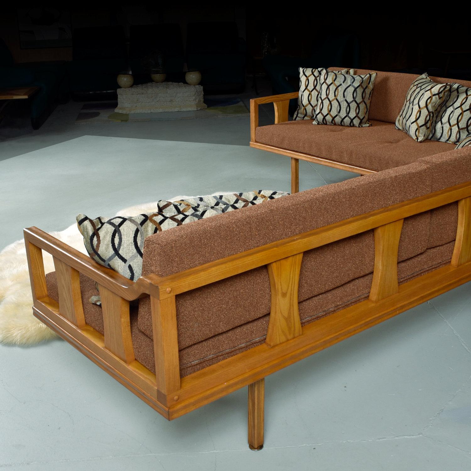 Canapé sectionnel en chêne moderne du milieu du siècle avec table d'extrémité réversible 2