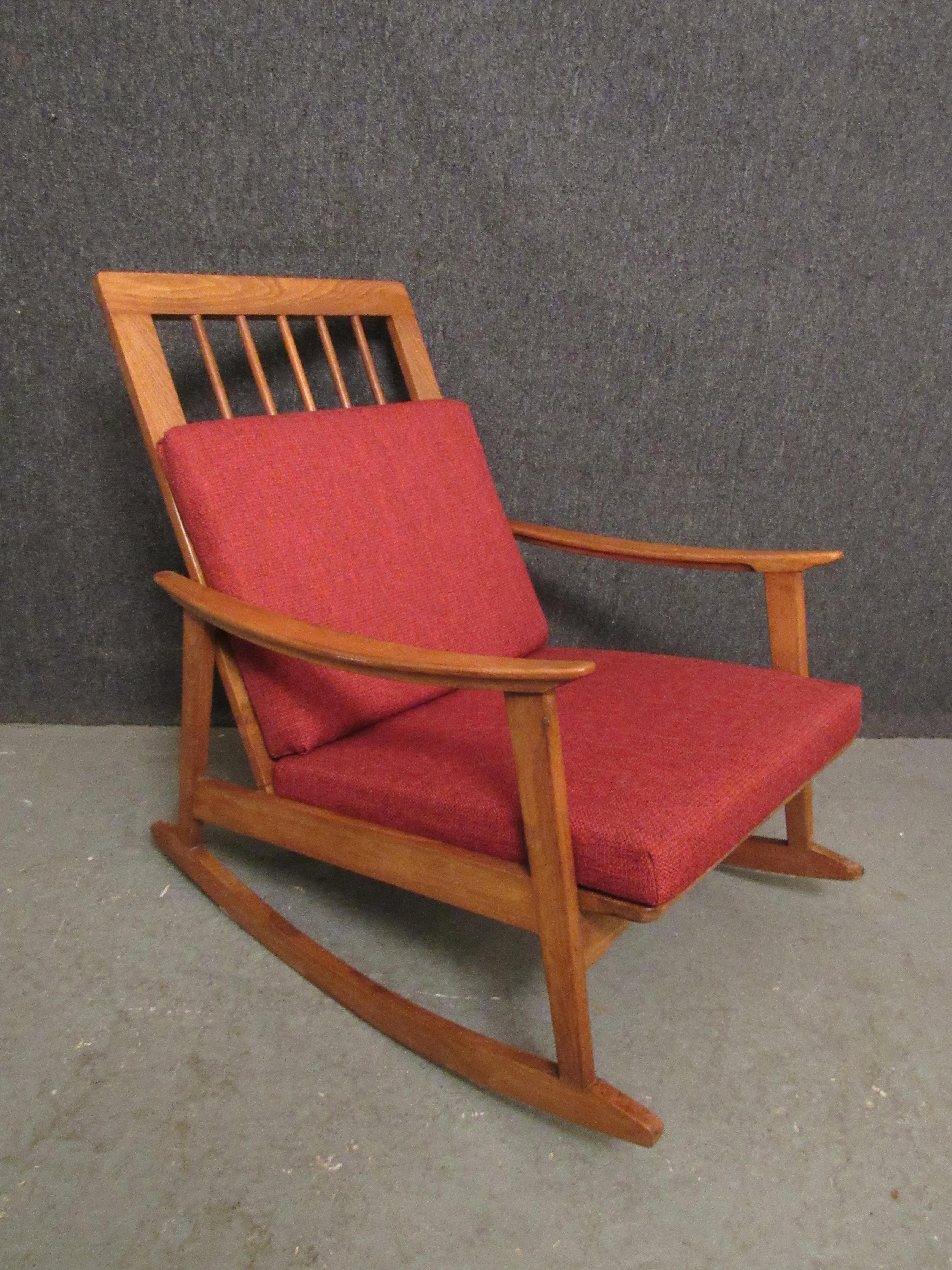 Mid-Century Modern Oak Spindle Back Rocker In Good Condition For Sale In Brooklyn, NY