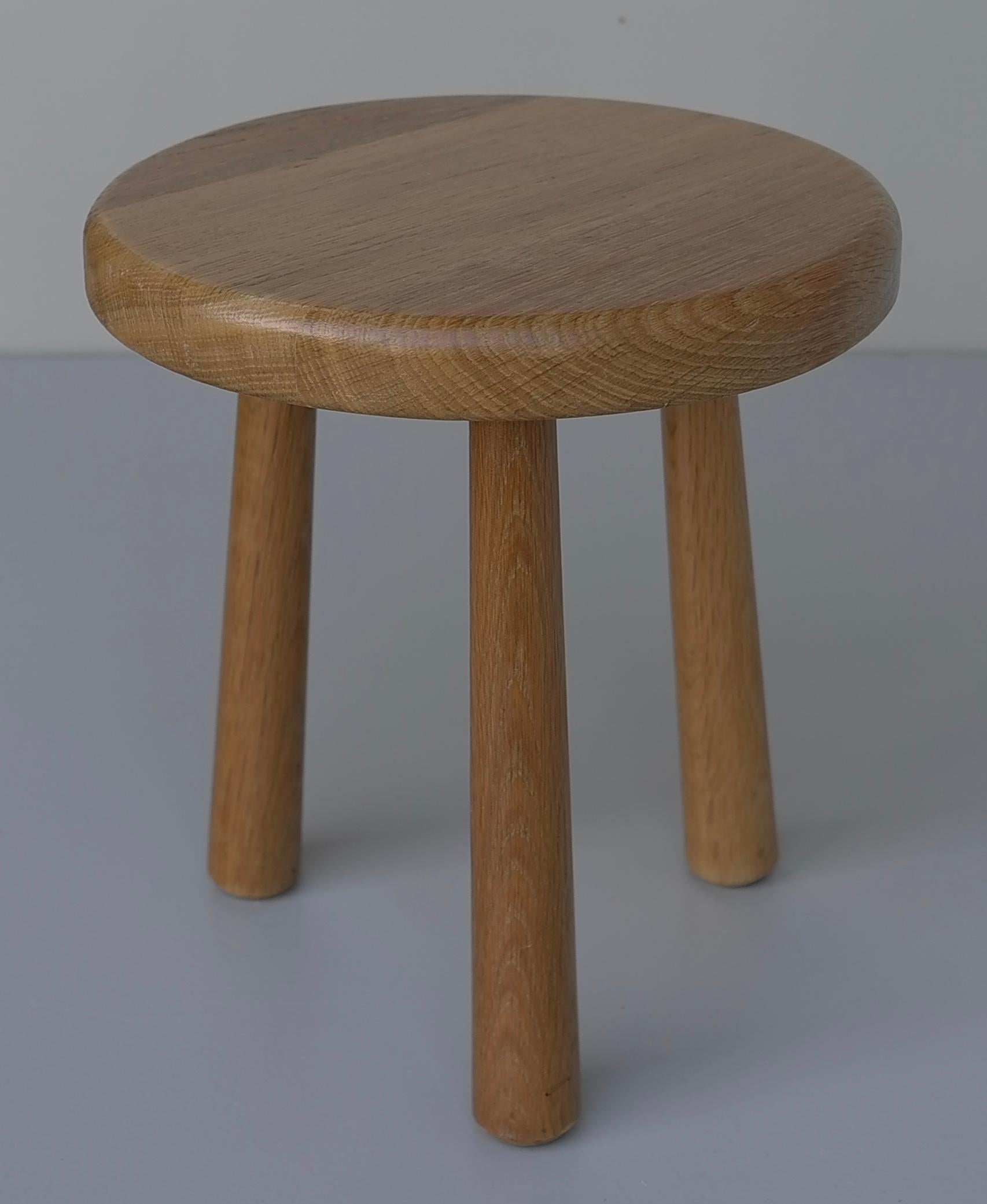 Moderner Hocker aus dunkler Eiche aus der Jahrhundertmitte, Frankreich, 1950er Jahre.