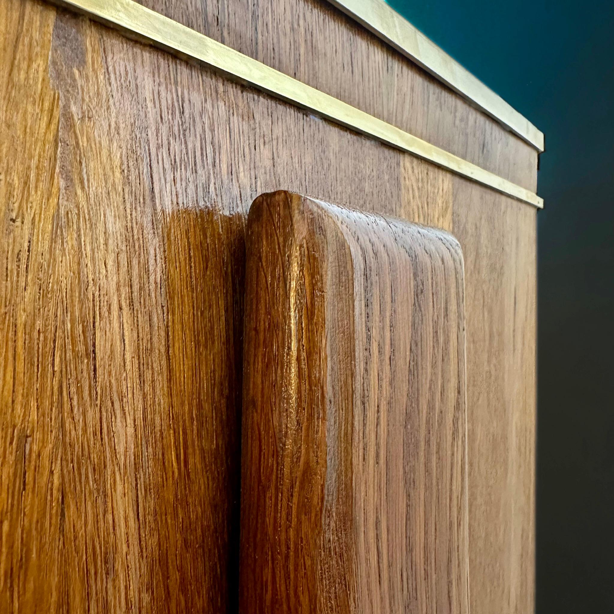 Mid-Century Modern Oak Oak Wood, Messing, Spiegel & Murano Art Glass Dry Bar Cabinet im Angebot 4